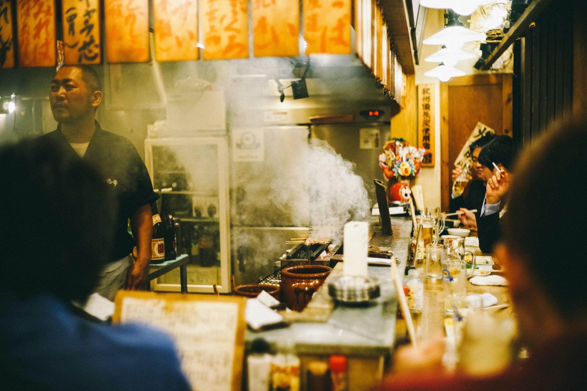 tradisjonell japansk restaurant, røyk og japansk skrift