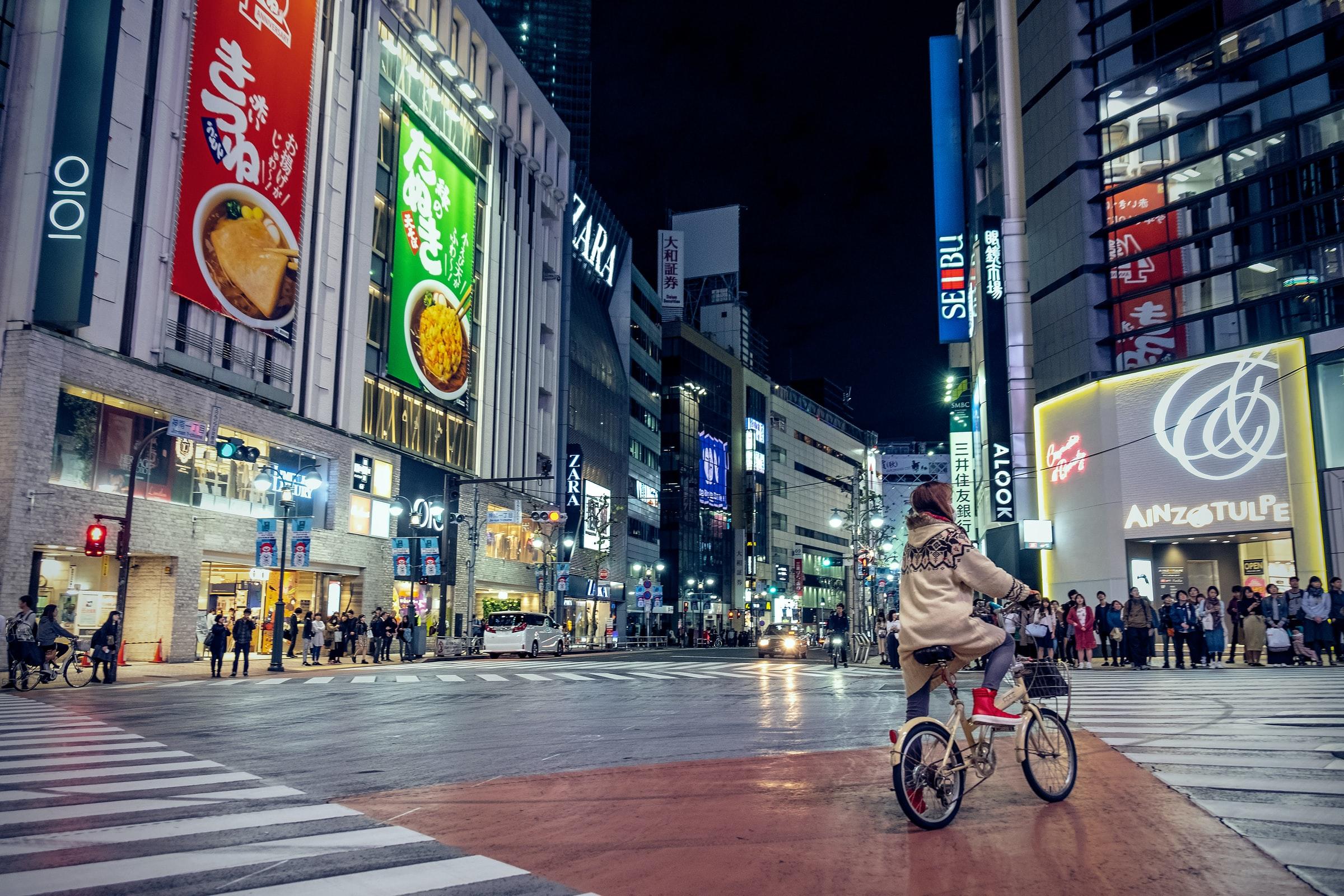 syklist i Tokyo på nattestid