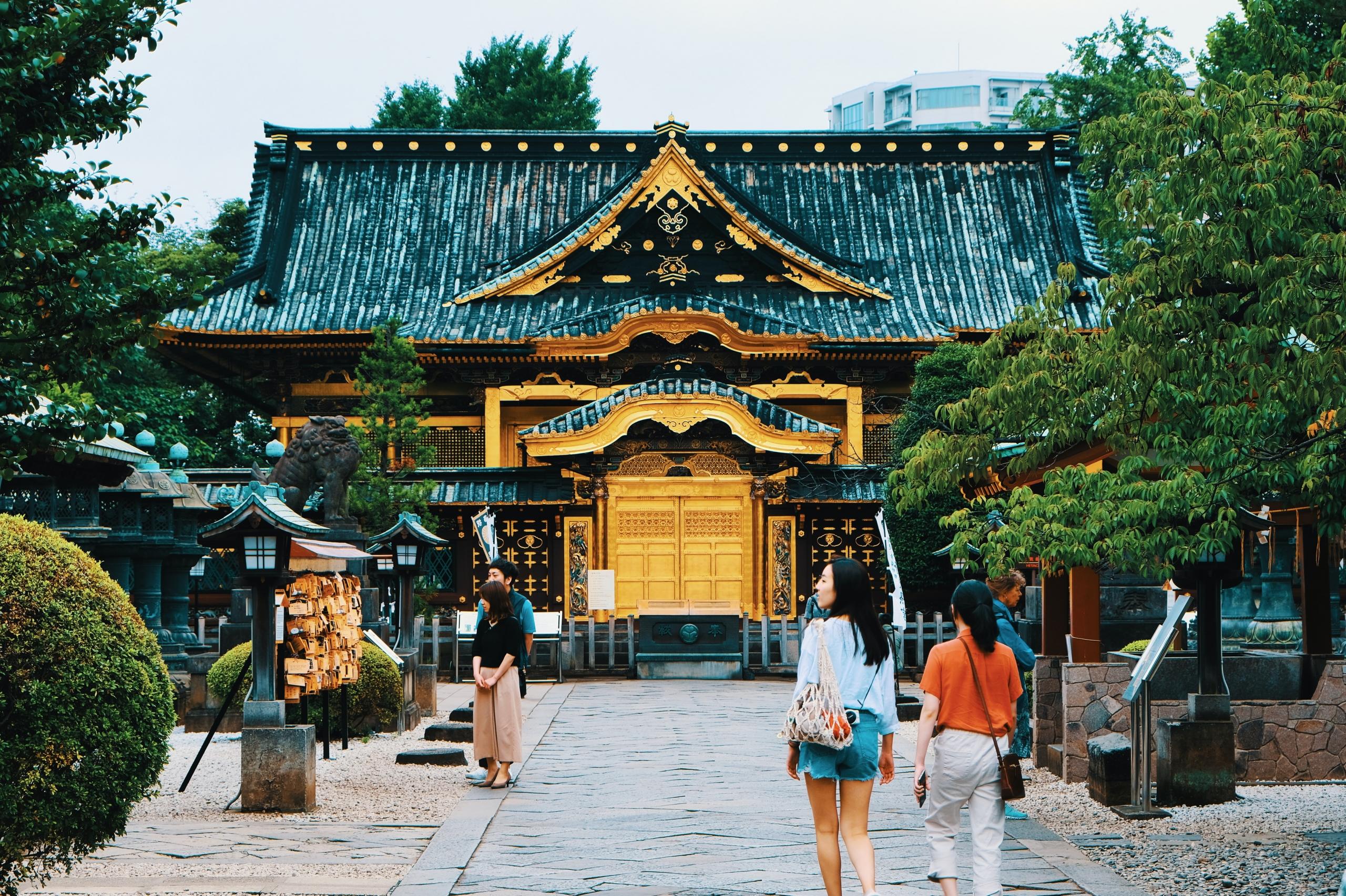 tradisjonelt tempel i Ueno og turister 