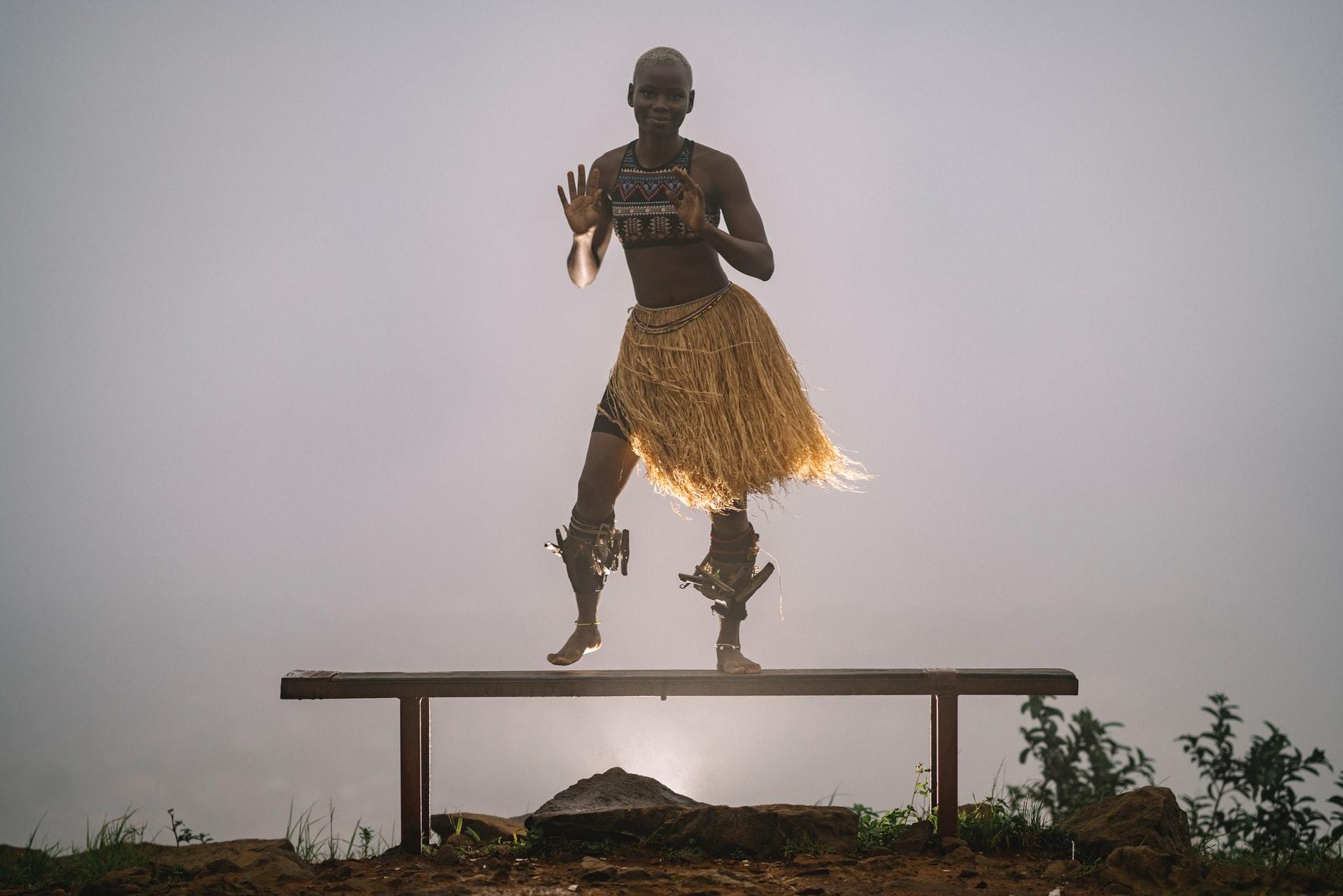 Afrikansk danser ute på en benk