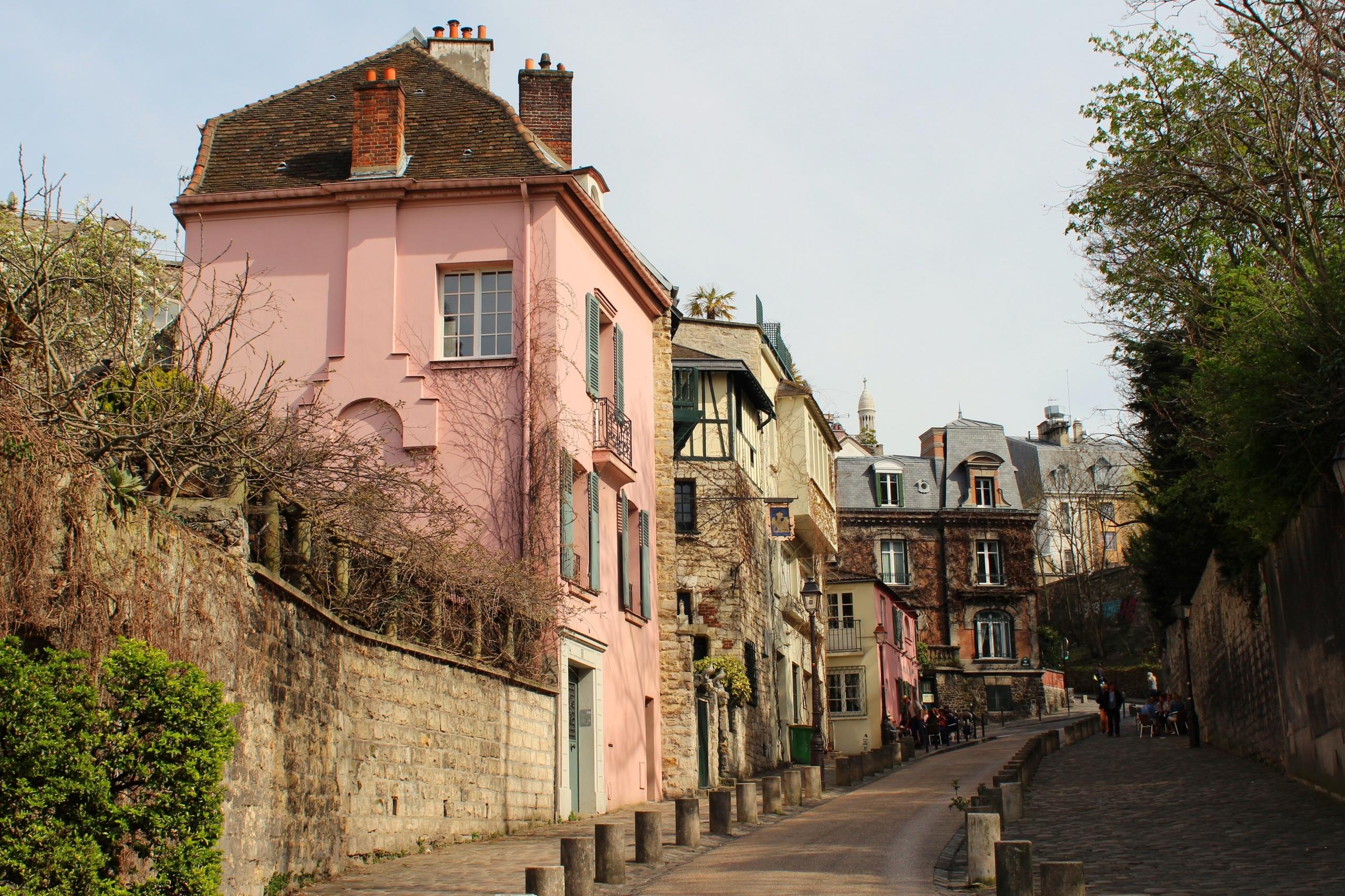 små hus i paris, montmartre, med rosa og beige vegger