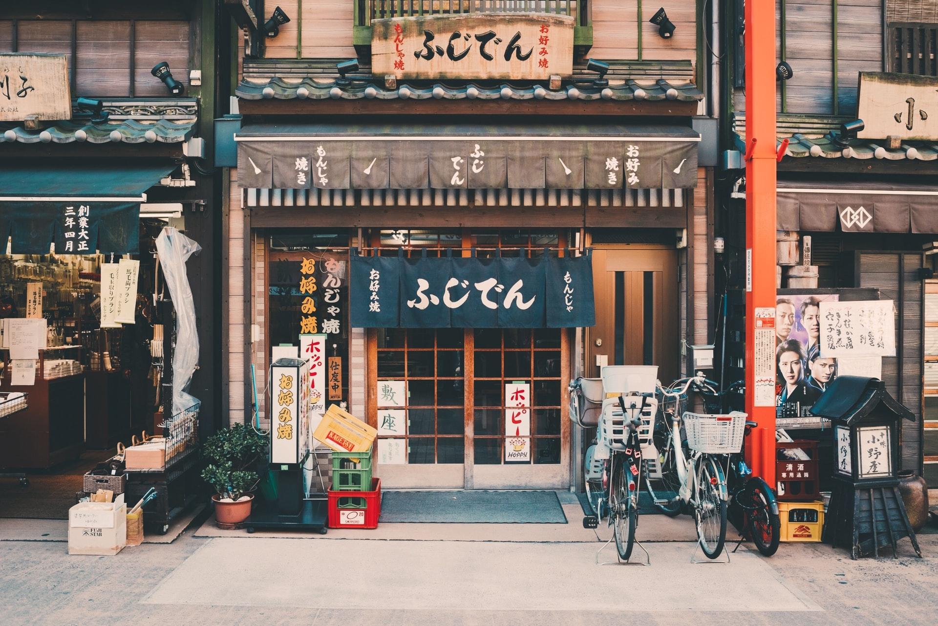 Hus i Japan med mye japansk tekst