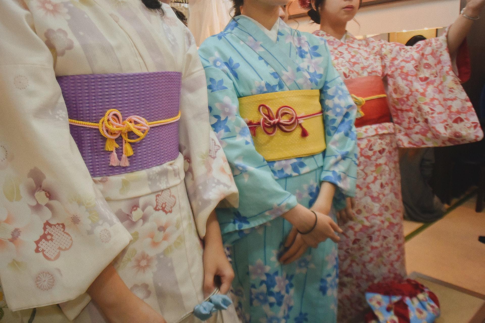 Tre kvinner i japanske kjoler