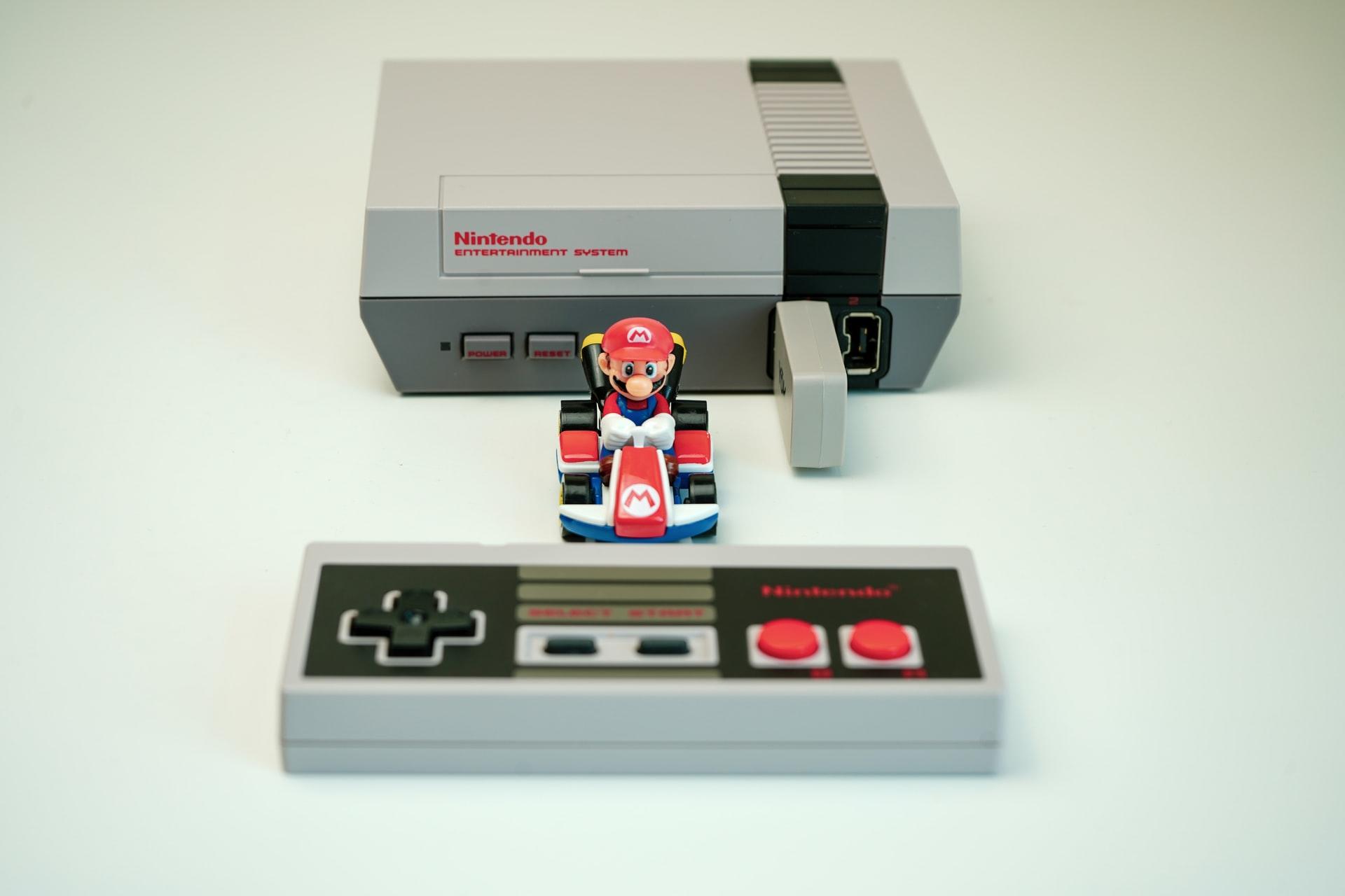Nintendo spillkonsoll og Mario-karakter