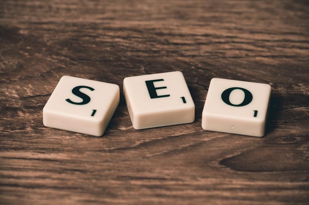 Scrabble-brikker som skriver SEO