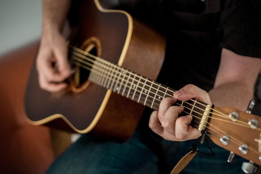Nærbilde av noen som spiller gitar