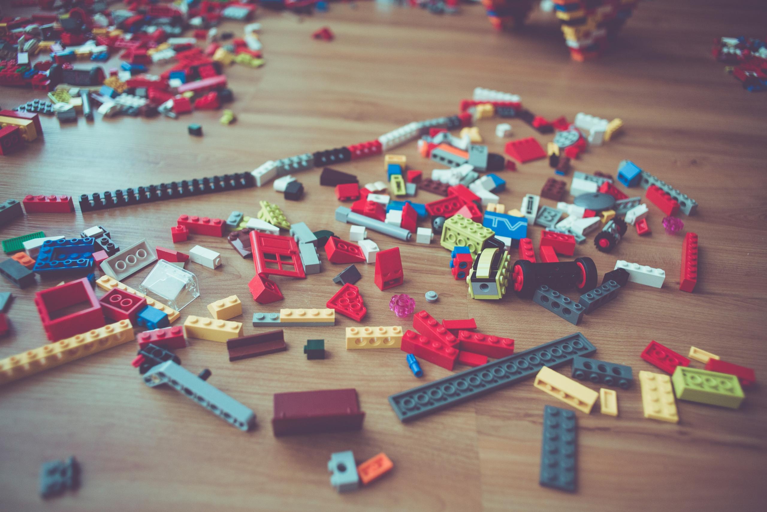 LEGO spredt ut på gulvet