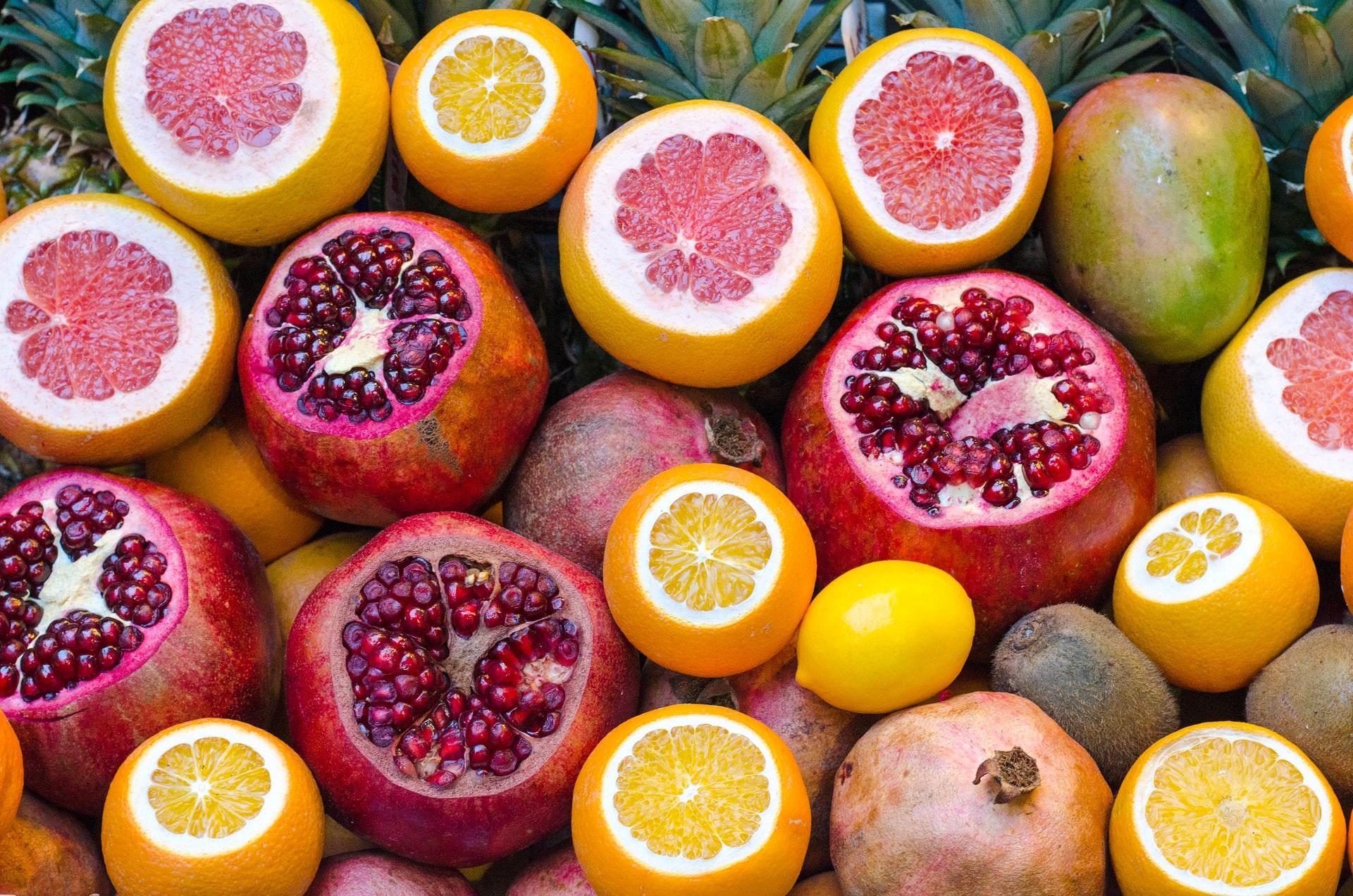 Granateple, grapefrukt, appelsin og mer frukt