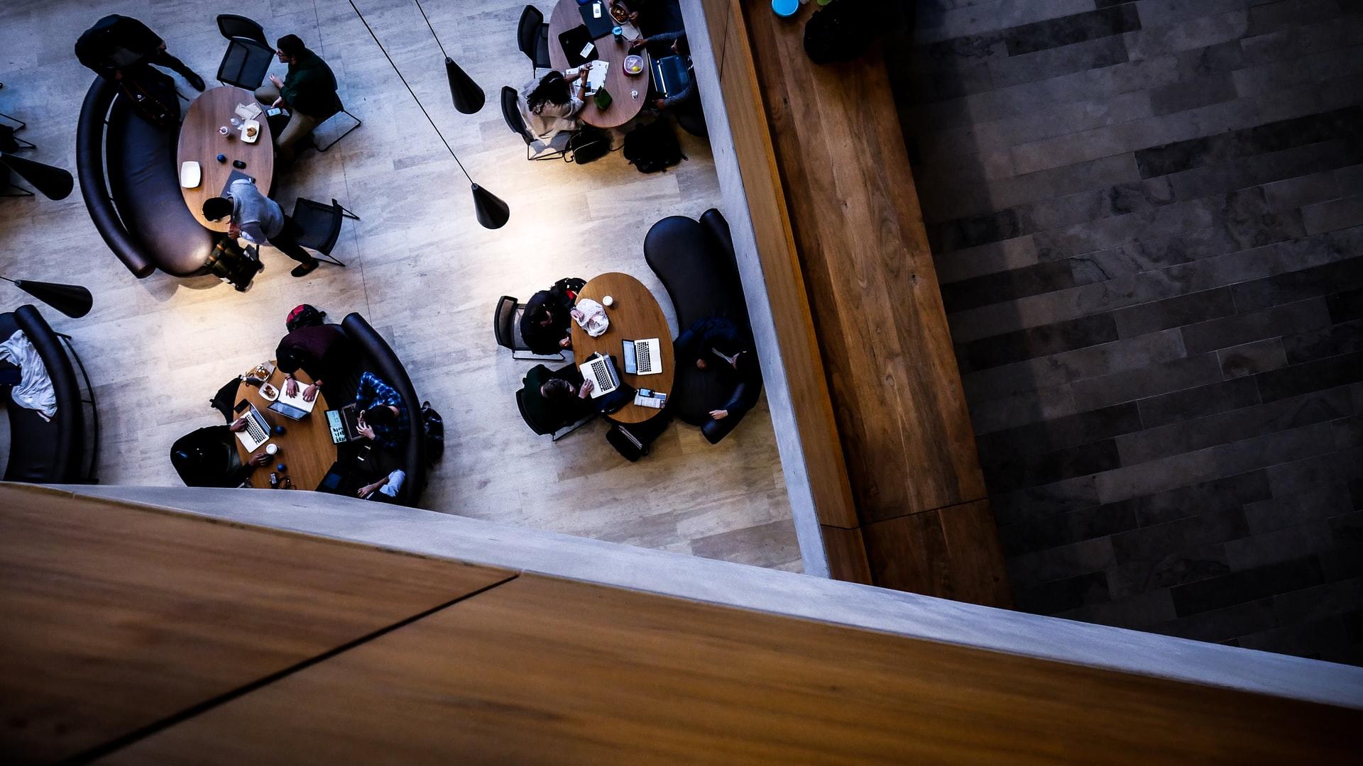 Bilde ovenfra av et bibliotek