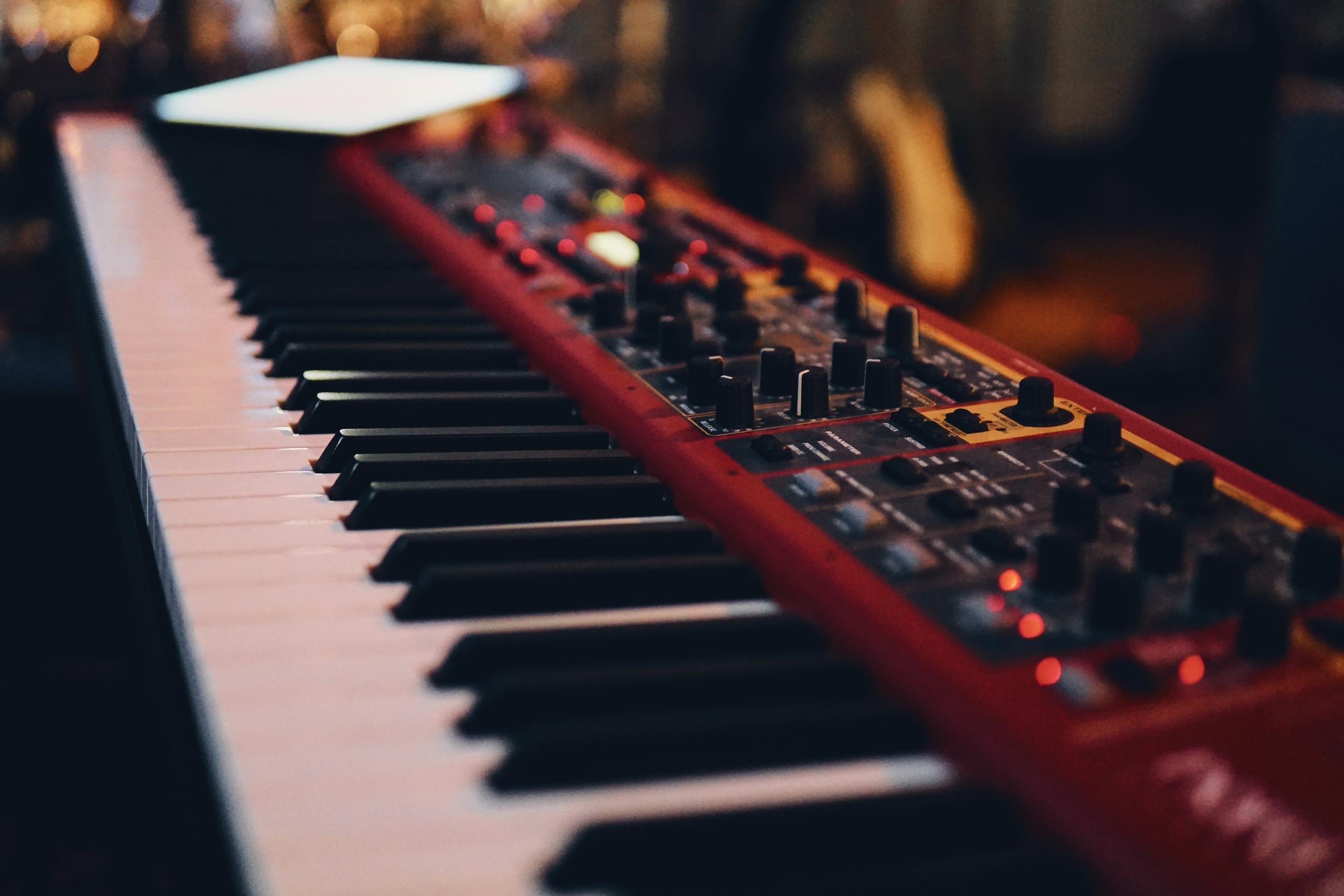 nærbilde av et keyboard fra den ene enden av tangentene til den andre, keyboardet er rødt