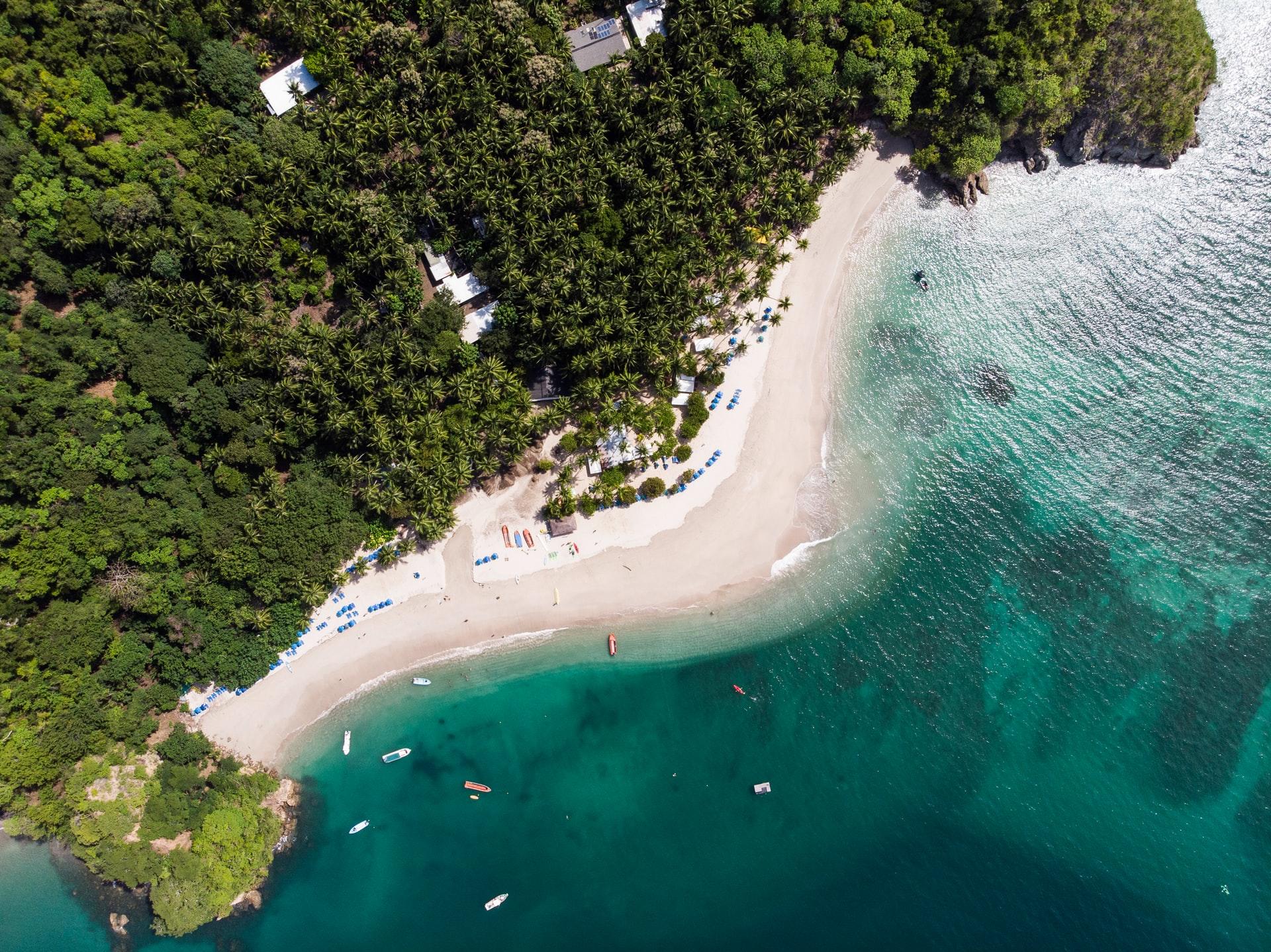 Bilde ovenfra av en strand og skog på Costa Rica