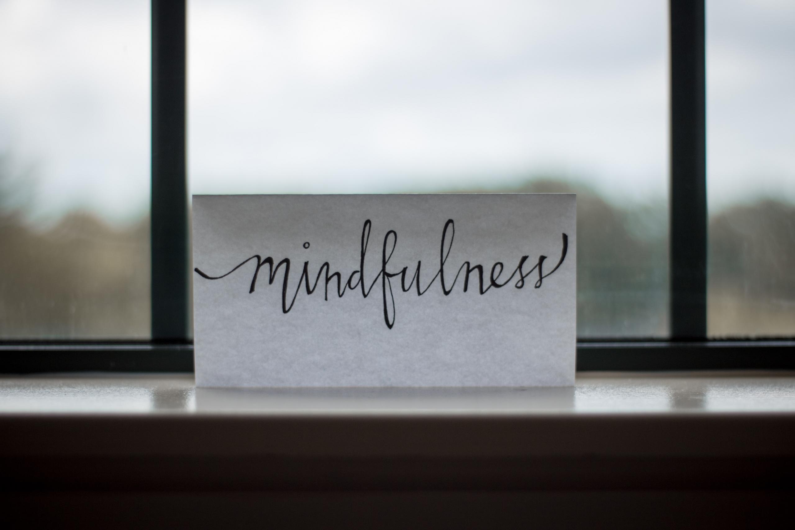 mindfulness skrevet i tekst i vinduskarm