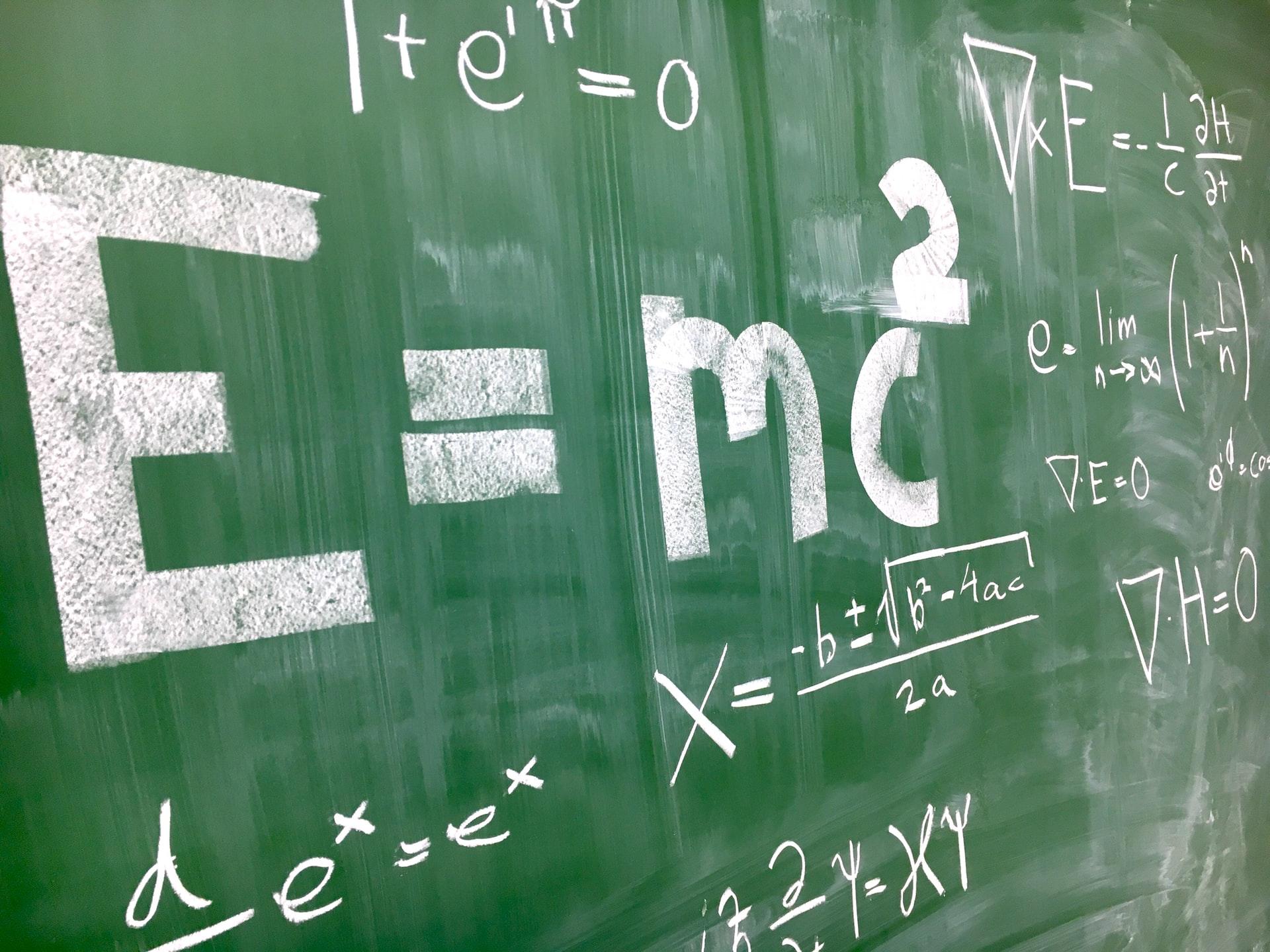 En grønn tavle med ulike matematiske formler skrevet med kritt som et alternativ til å lære matte på nett