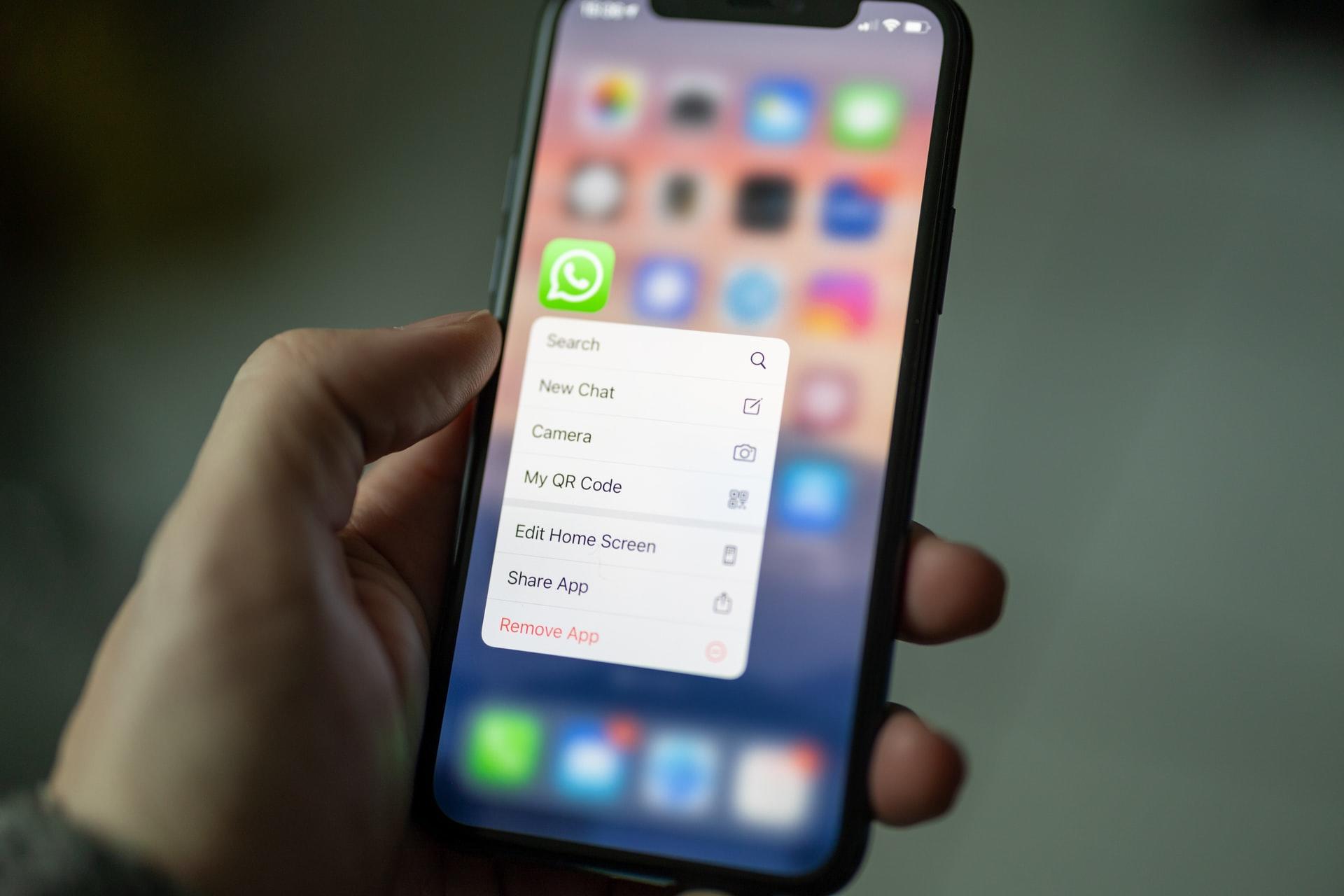 En person som holder en mobil med Whatsapp i hånden - nettresurser for matematikk