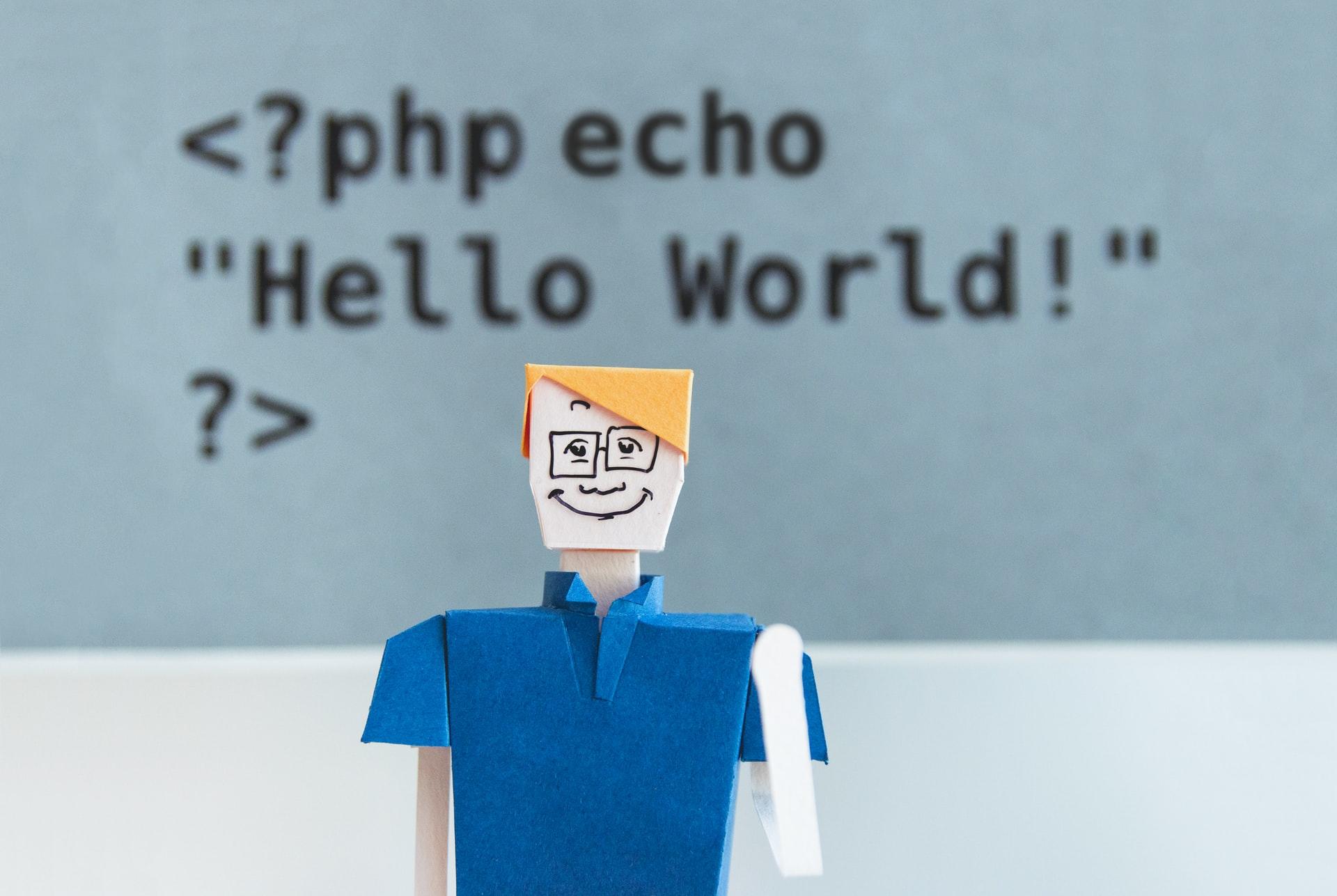 En leke av en mann i blå skjorte med programmeringstekst i bakgrunnen på pythonkurs