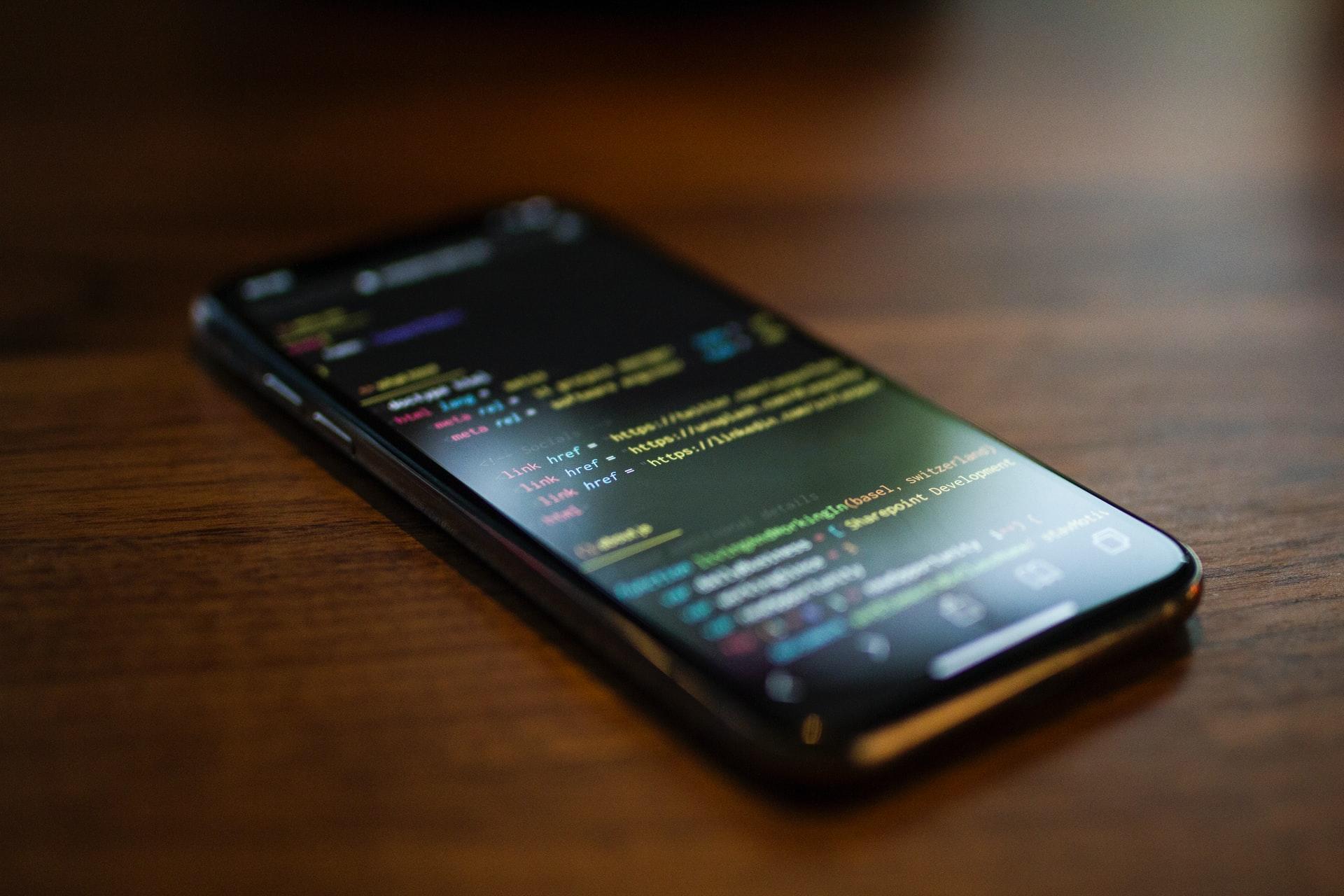 Nærbilde av en mobil med Python-kode