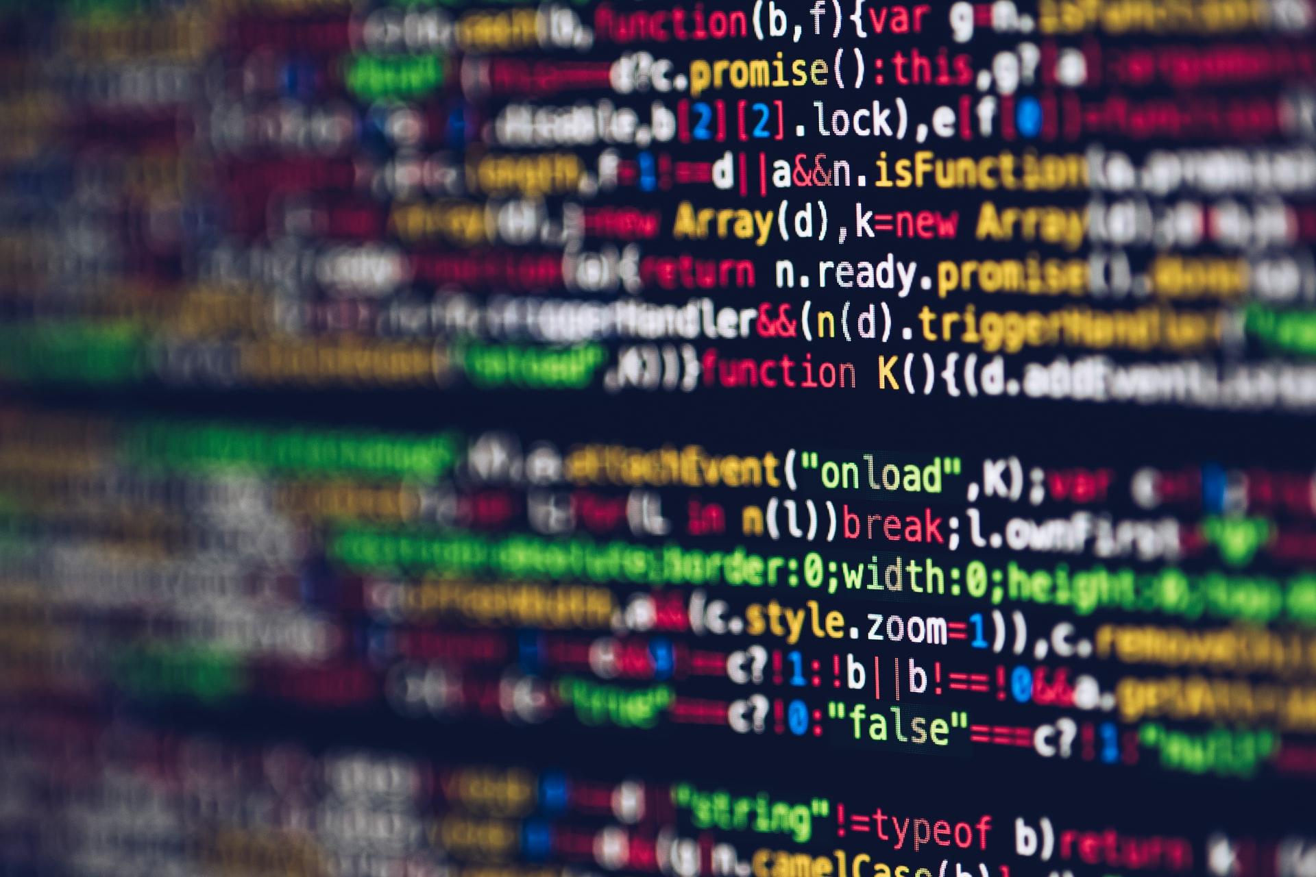 Nærbilde av en Python-kode i mange ulike farger fra en pc-skjerm