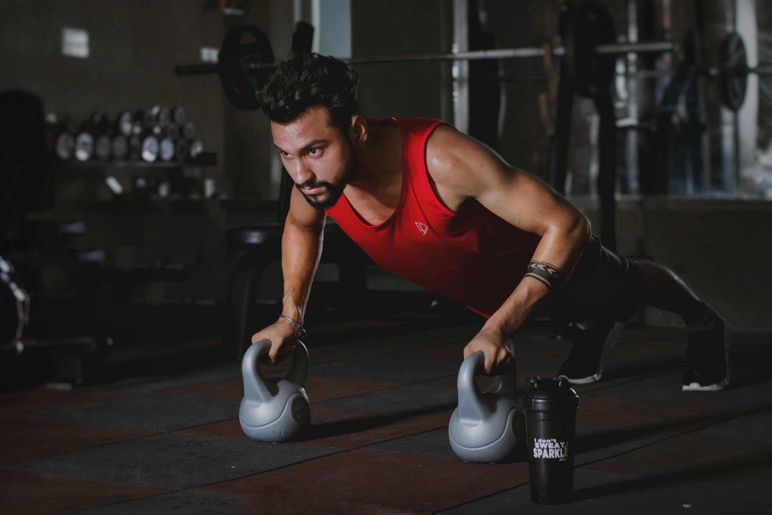 en mann tar push ups i sin pt-time