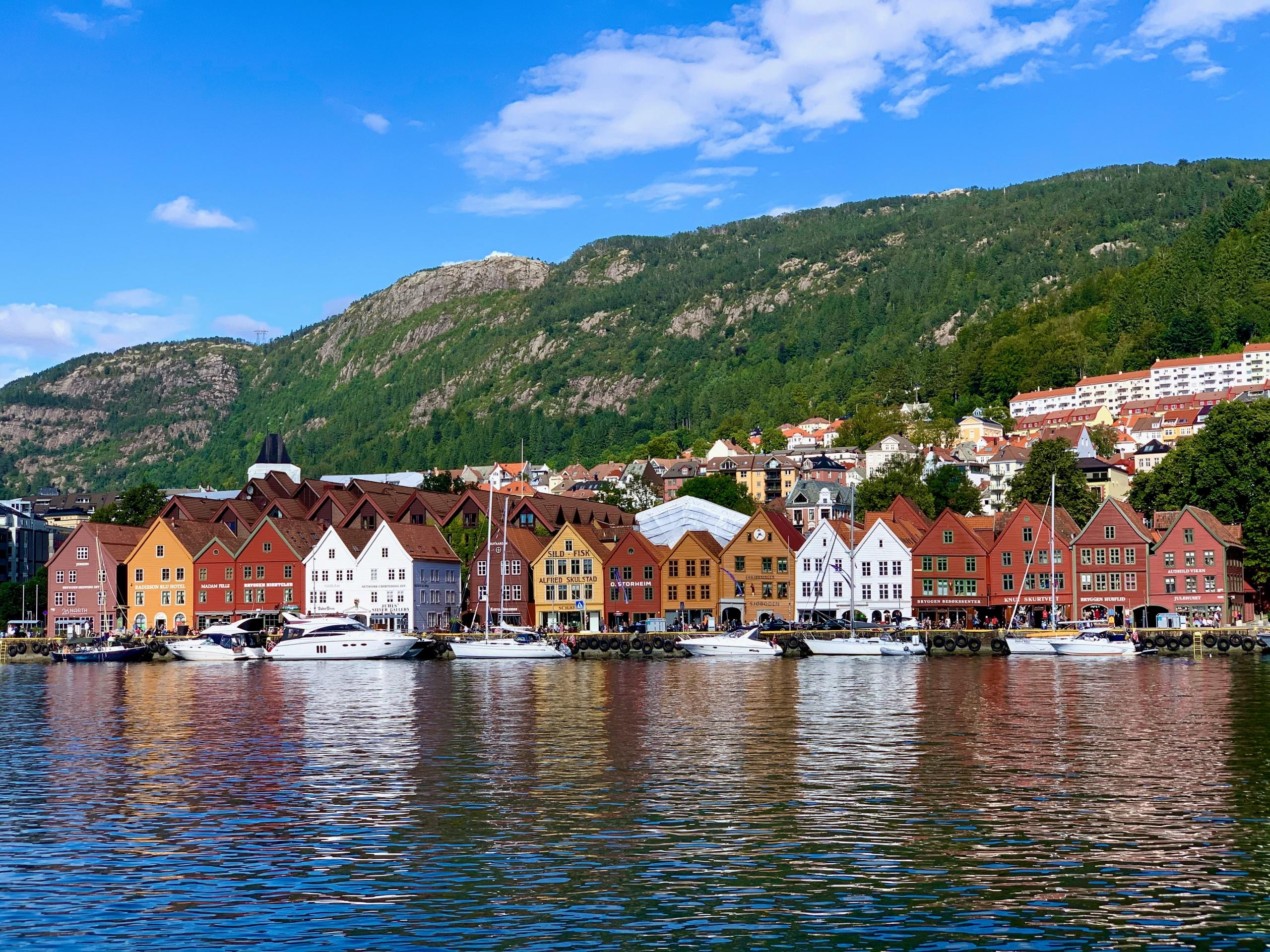 Bryggen i bergen sett fra vannet, med den gamle trehusbebyggelsen