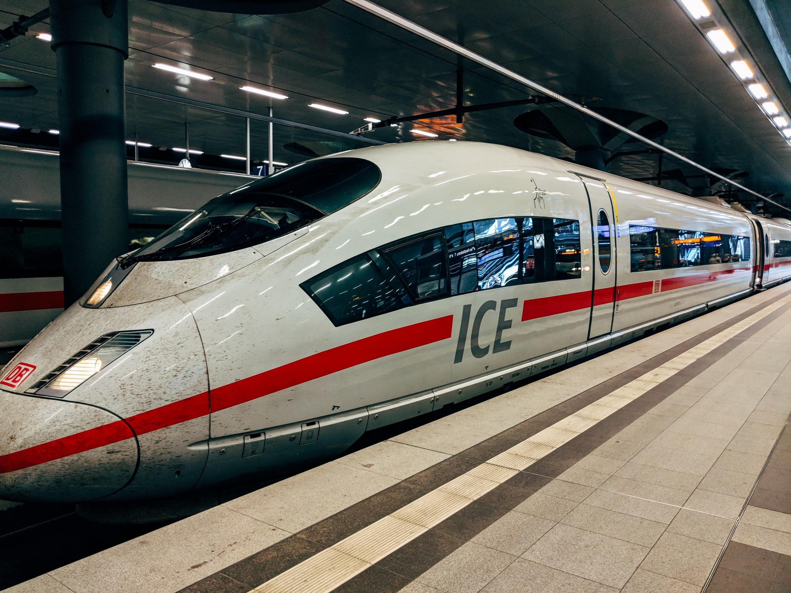 et ICE-hurtigtog står på en stasjon i tysktalende Berlin