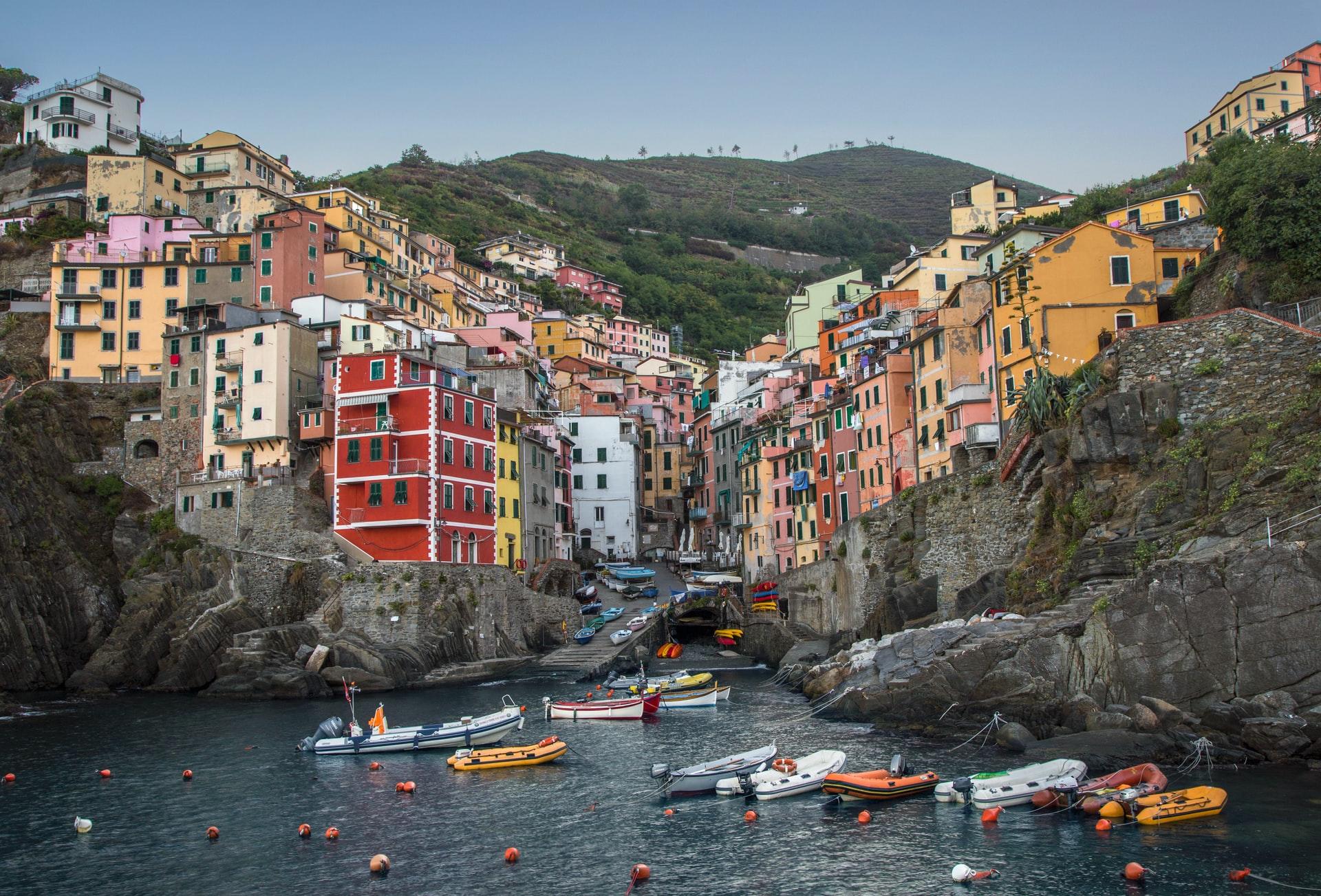 Hus i en fargerik fjellandsby i Italia