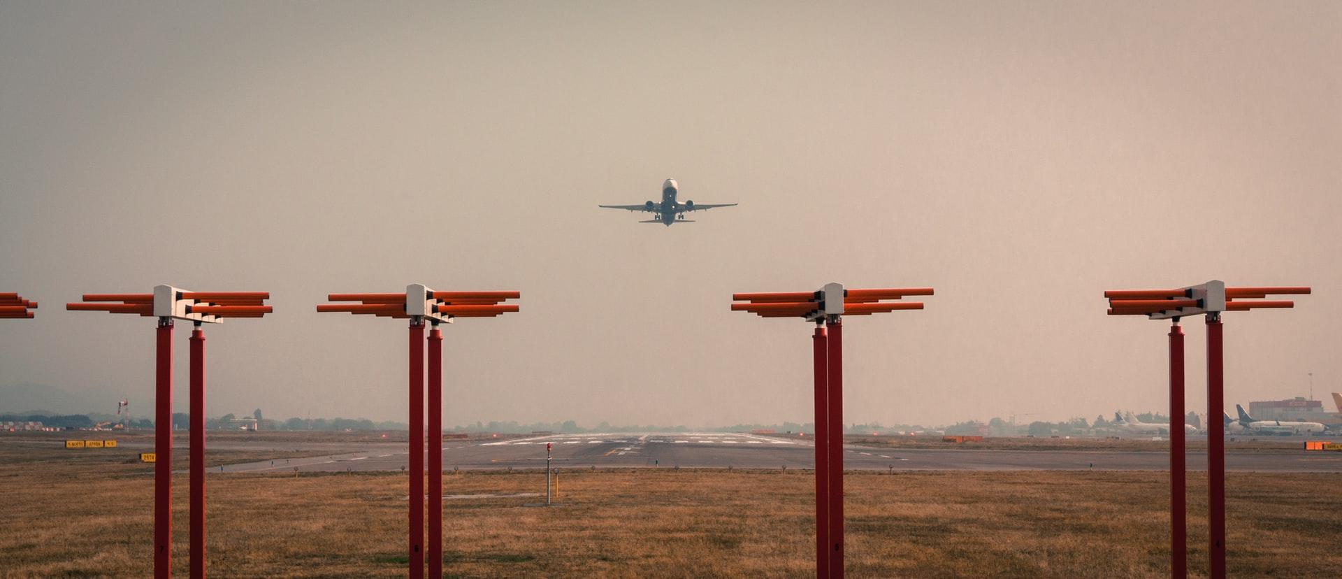 Et fly i himmelen som har tatt av fra Bergamo flyplass i Italia