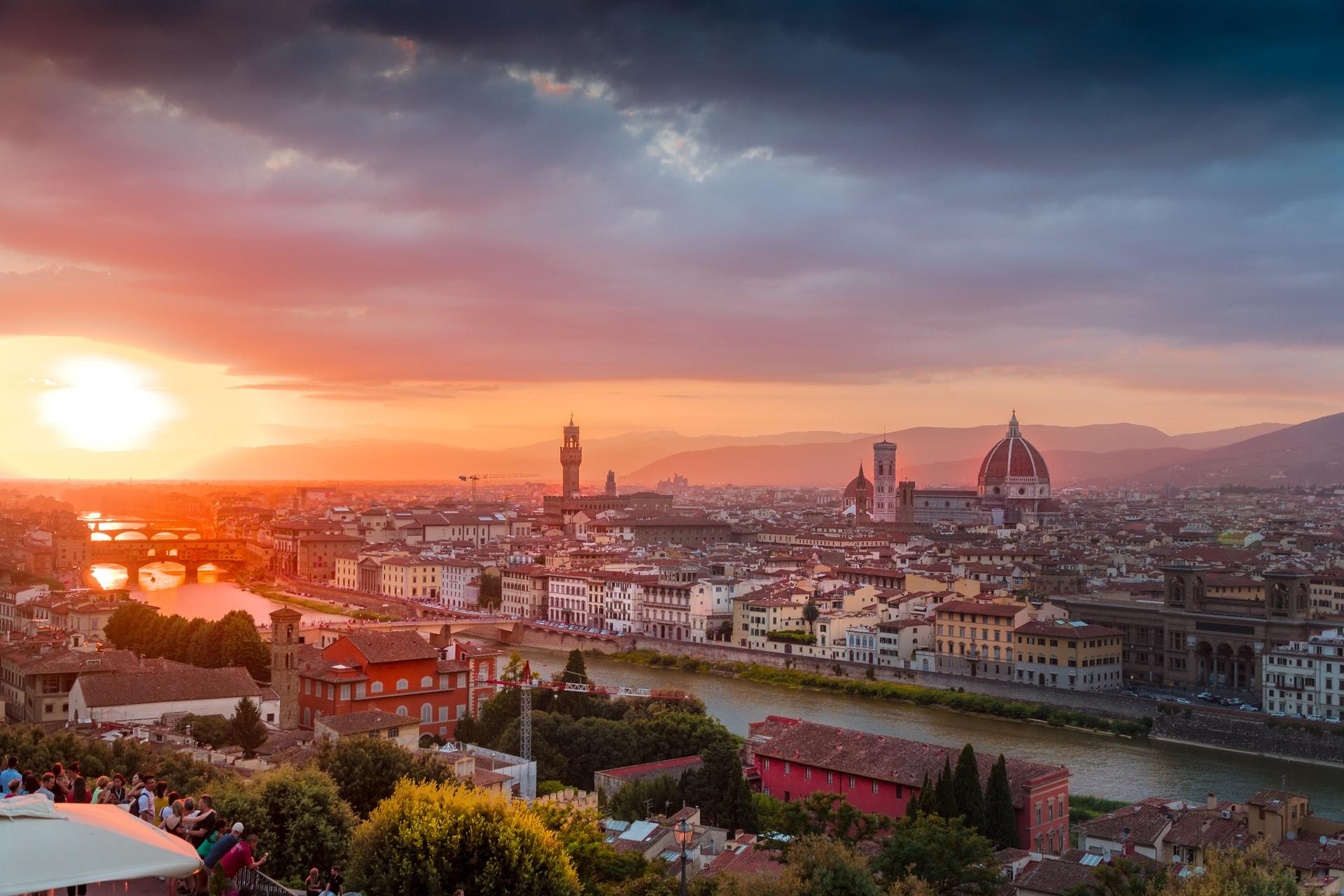 Utsikt over en italiensk by ved solnedgang