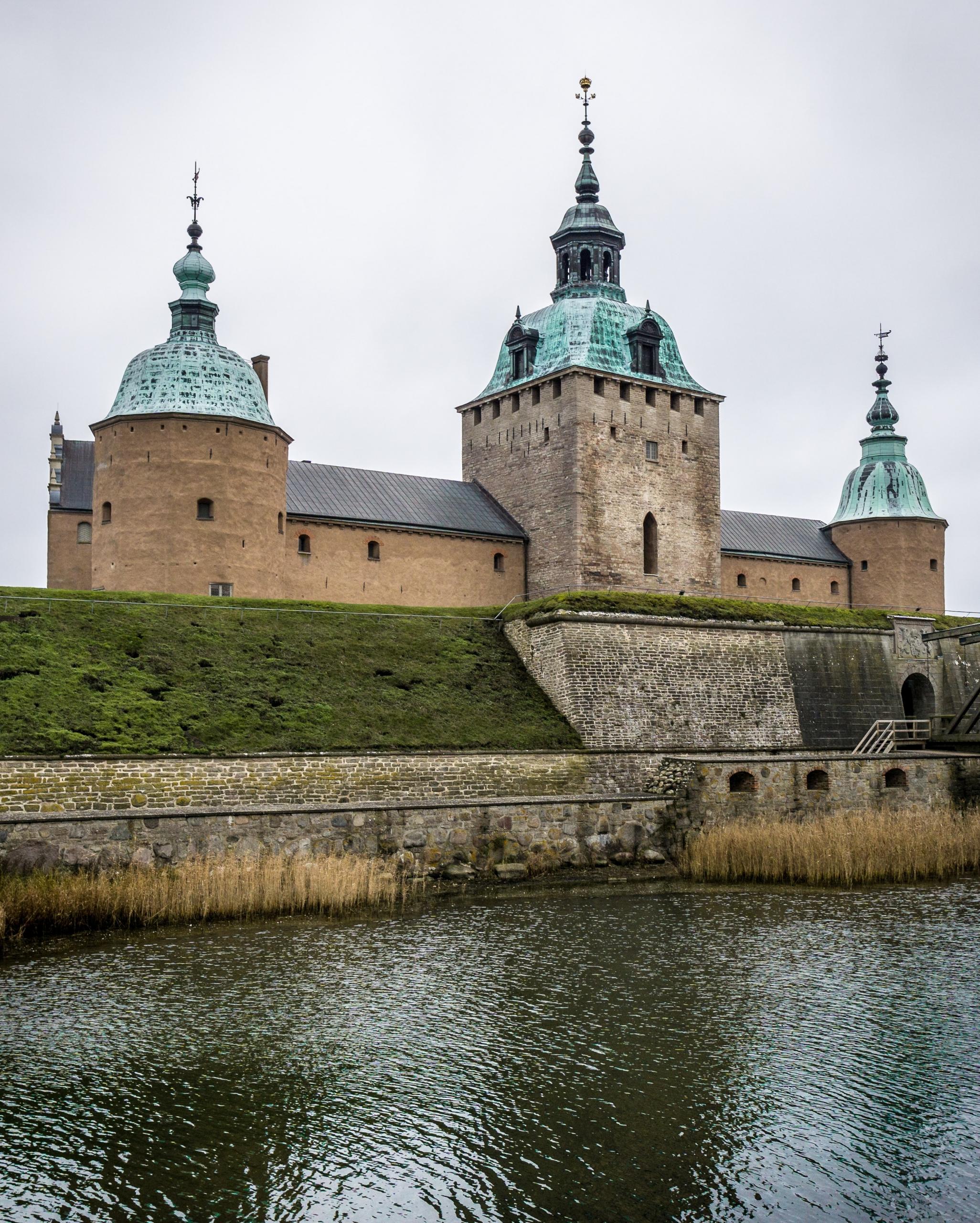 kalmar slott i Sverige med grønne kobbertak og vegger av sandfarget stein