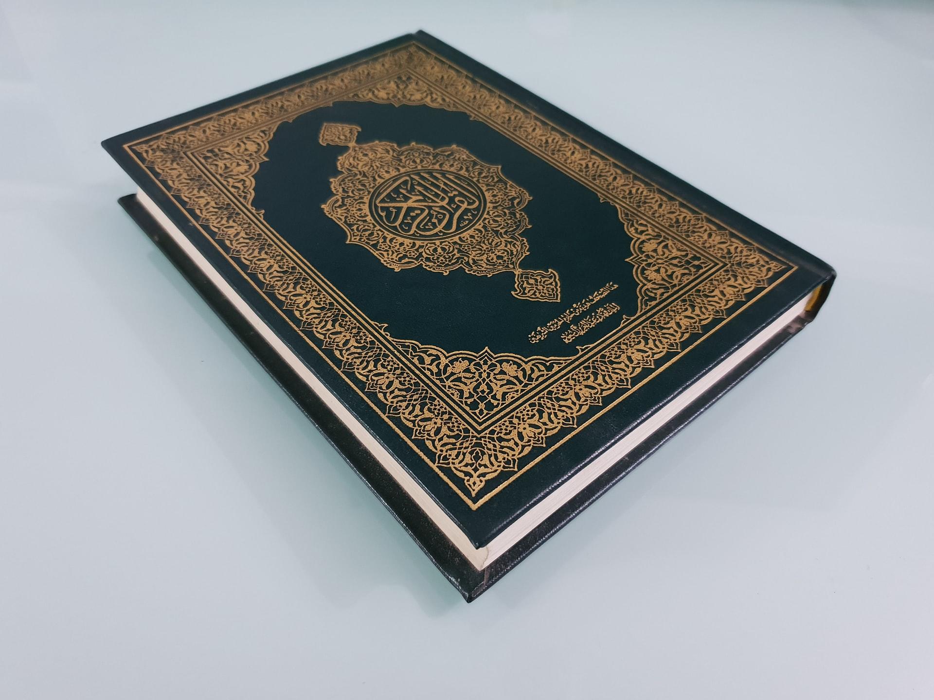 En klassisk arabisk bok på en hvit bakgrunn