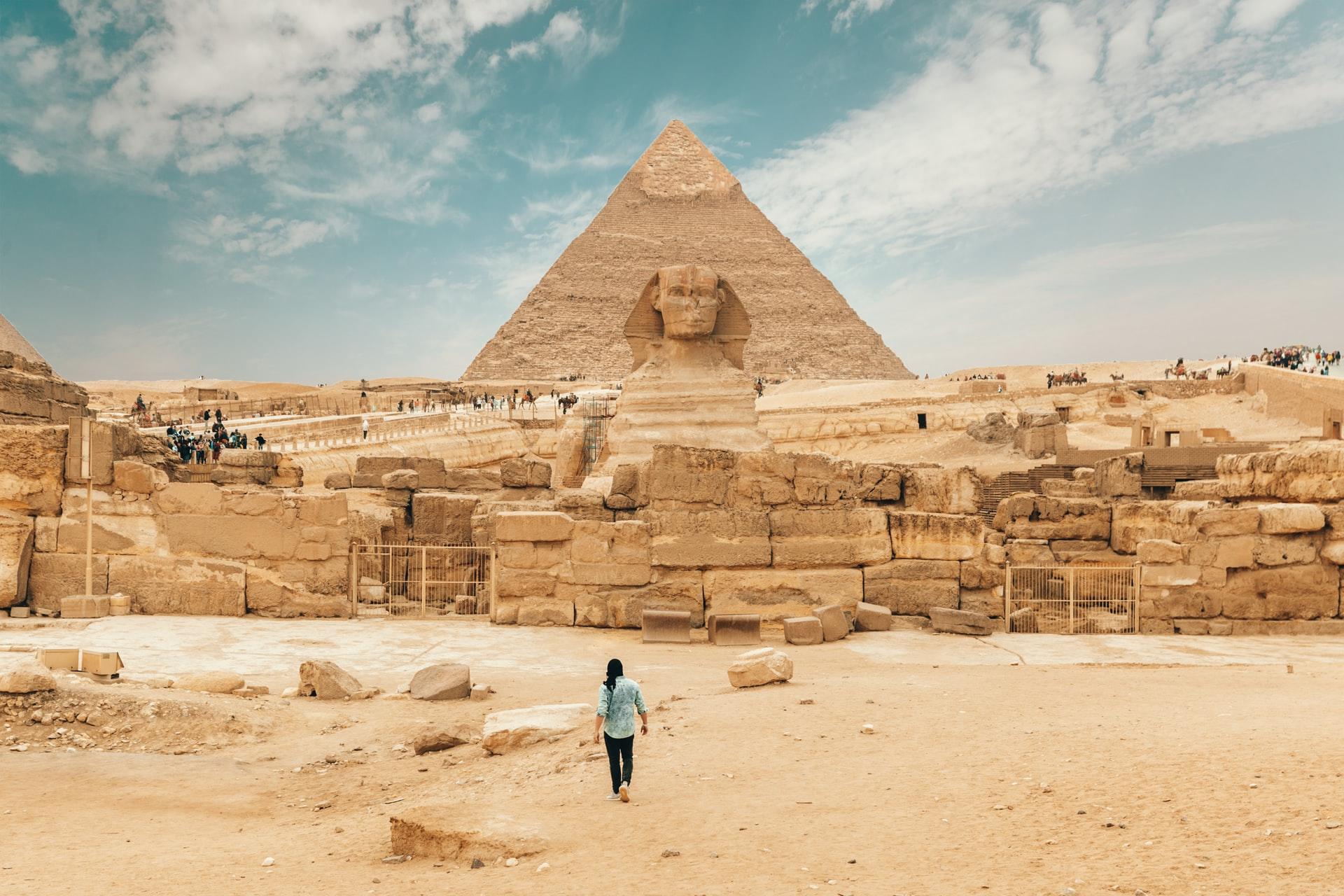 En person foran en pyramide i Giza