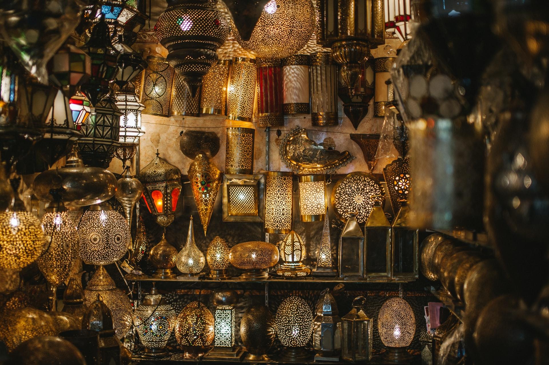 Arabiske lamper i en butikk