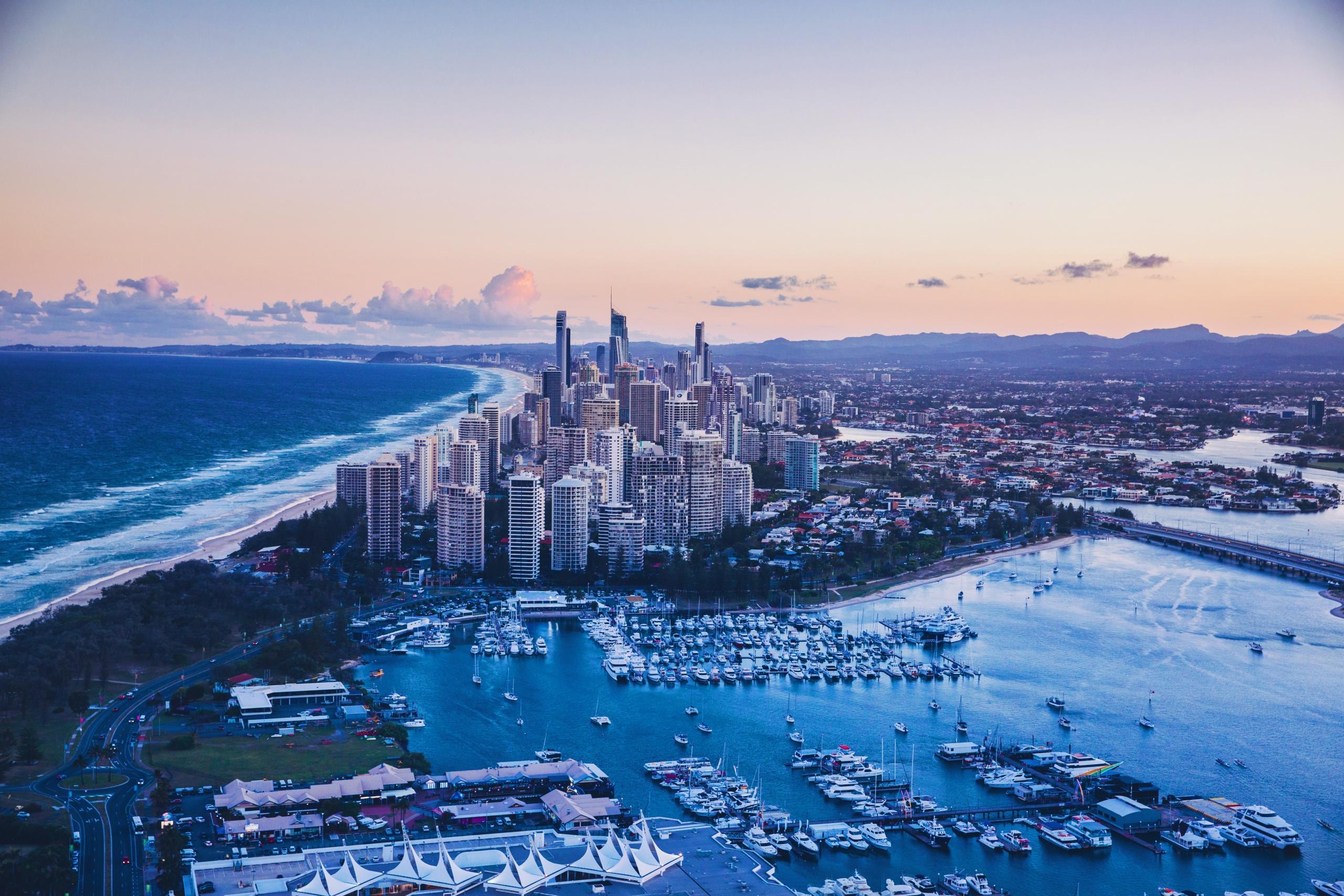 surfers paradise i Australia, med høye urbane bygninger på en utstikker med vann på begge sider