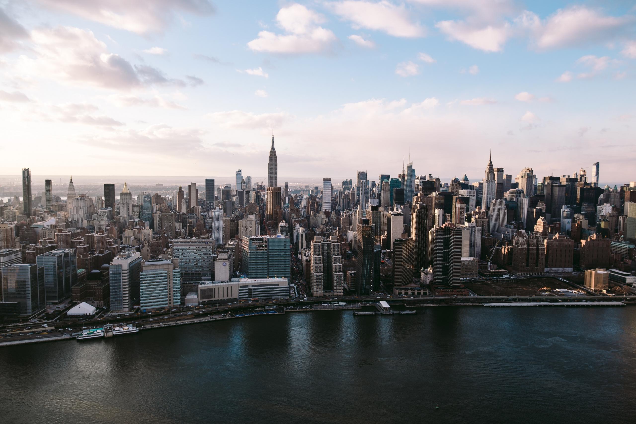 new york, en flerspråklig og multikulturell by, fotografert fra vannet