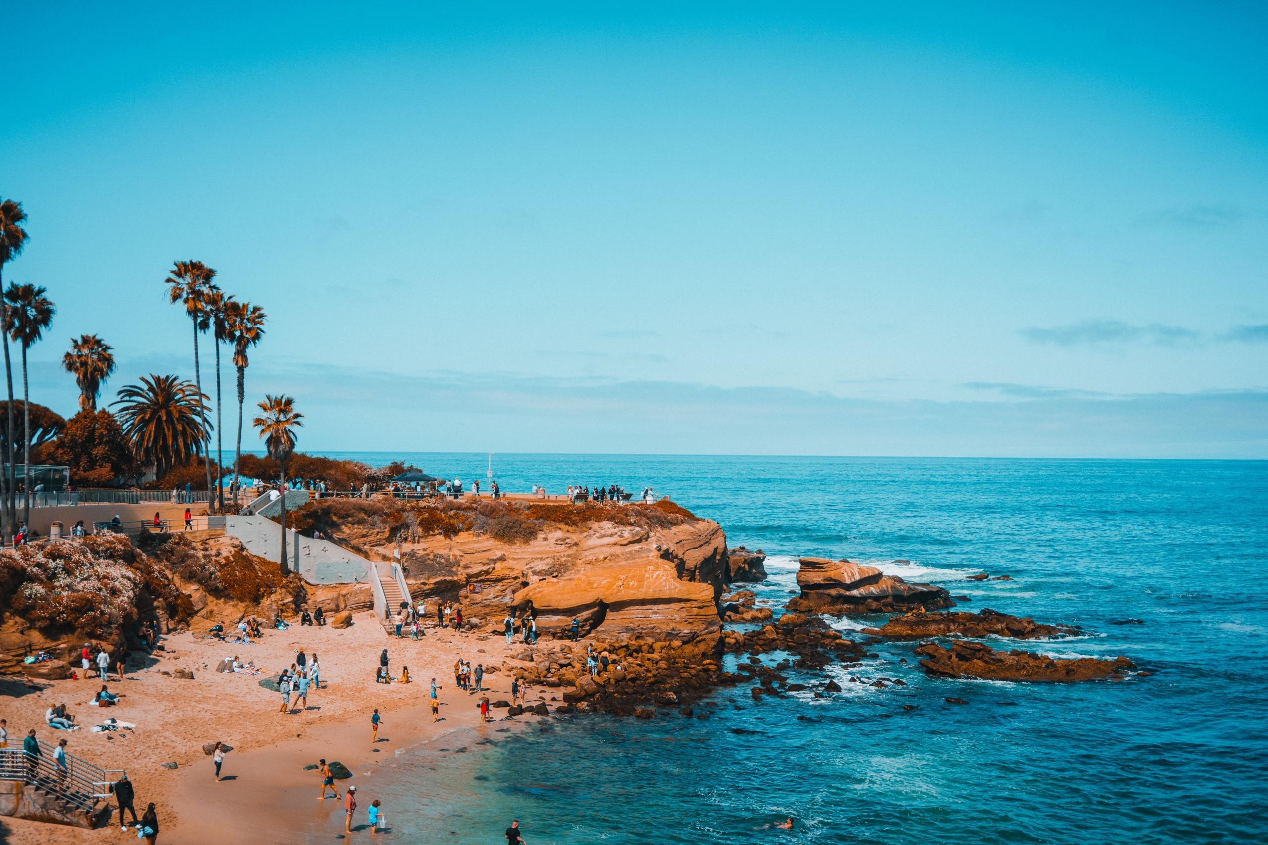 engelskstudenter koser seg på en strand i san diego