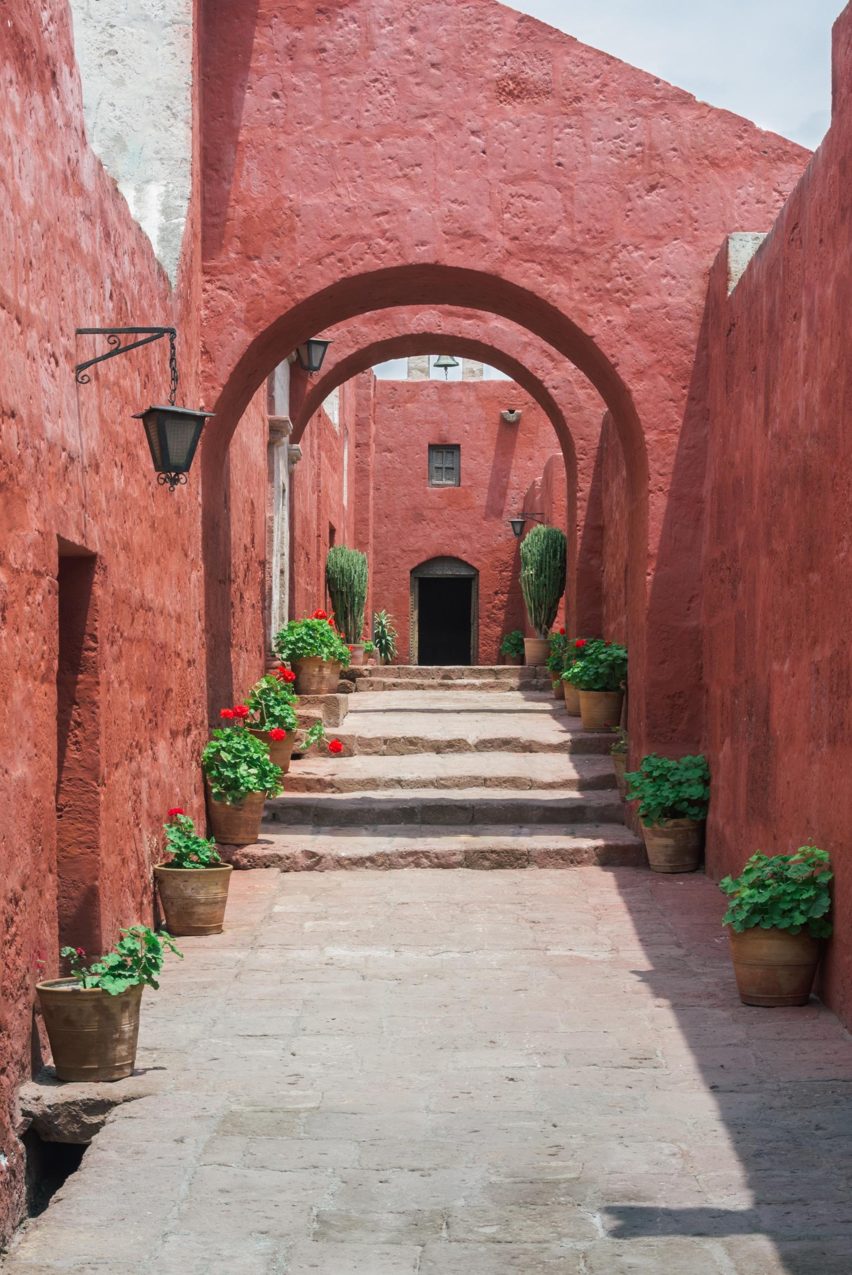 en rød gang i Santa Catalina kloster, et verdig sightseeingmål for en som er på språkferie i Peru