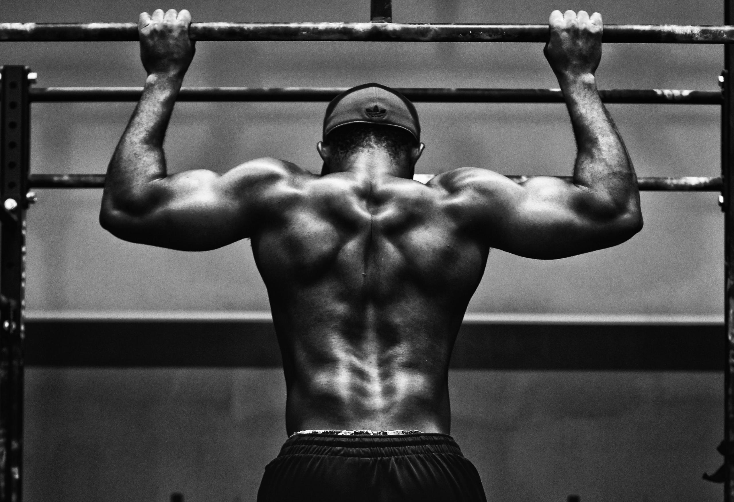 mann trener rygg, skuldre og armer ved å ta pull ups