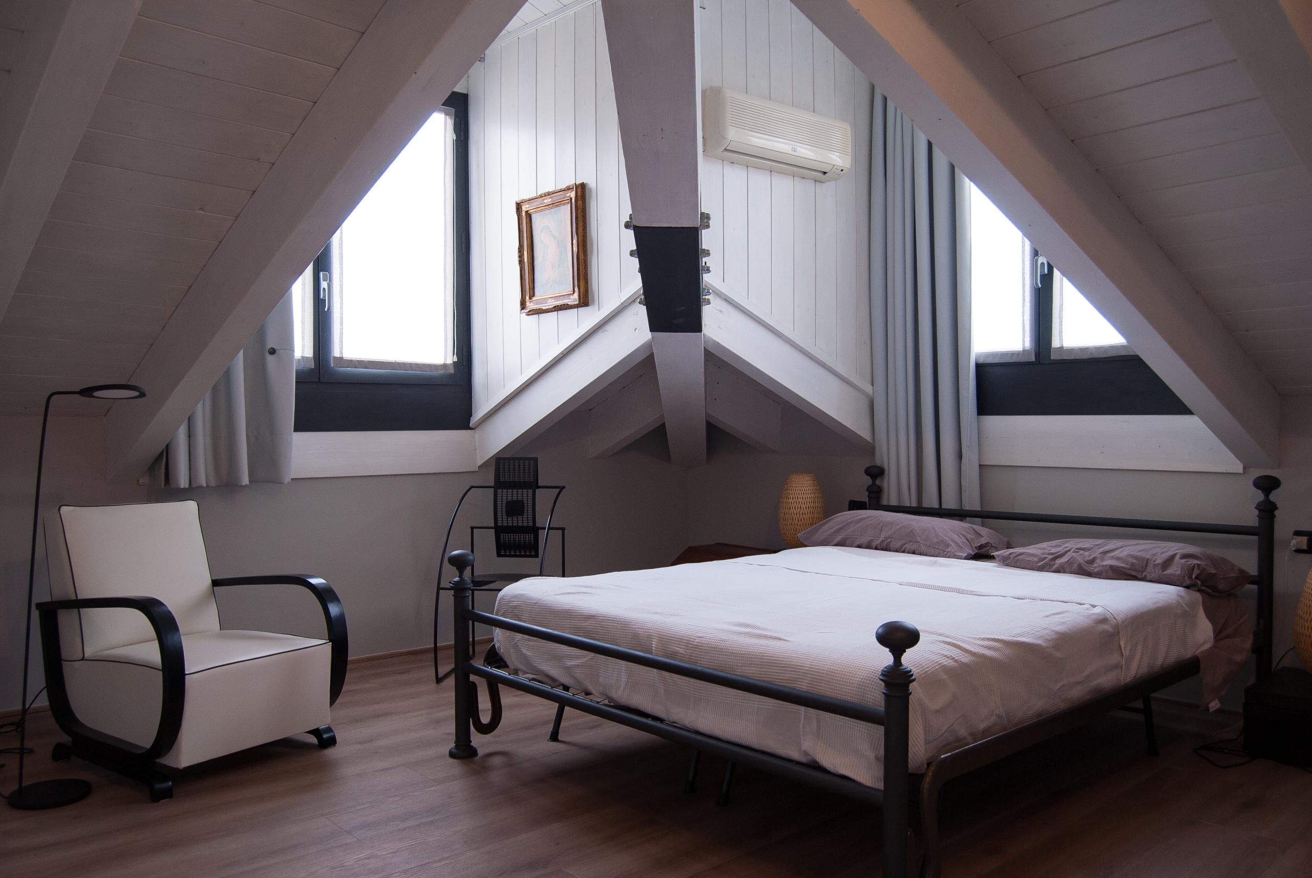 romslig airbnb overnatting italia i milano med store vinduer