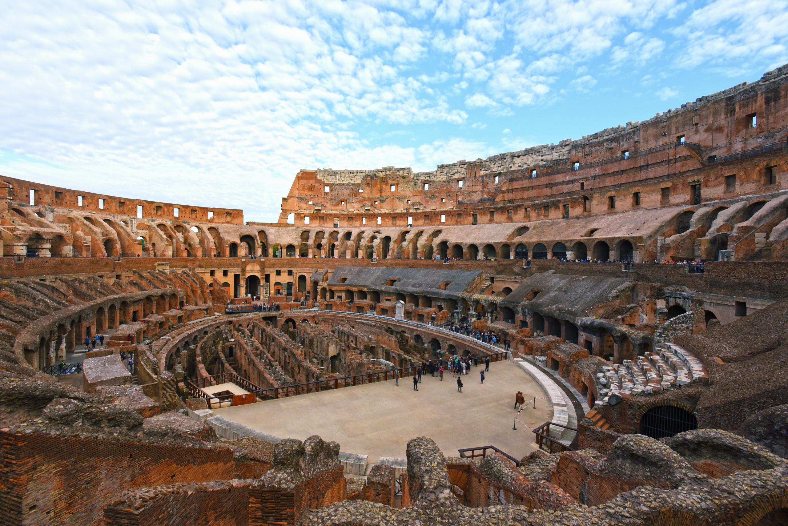 colosseum med turister som ser utover innsiden av ruinen