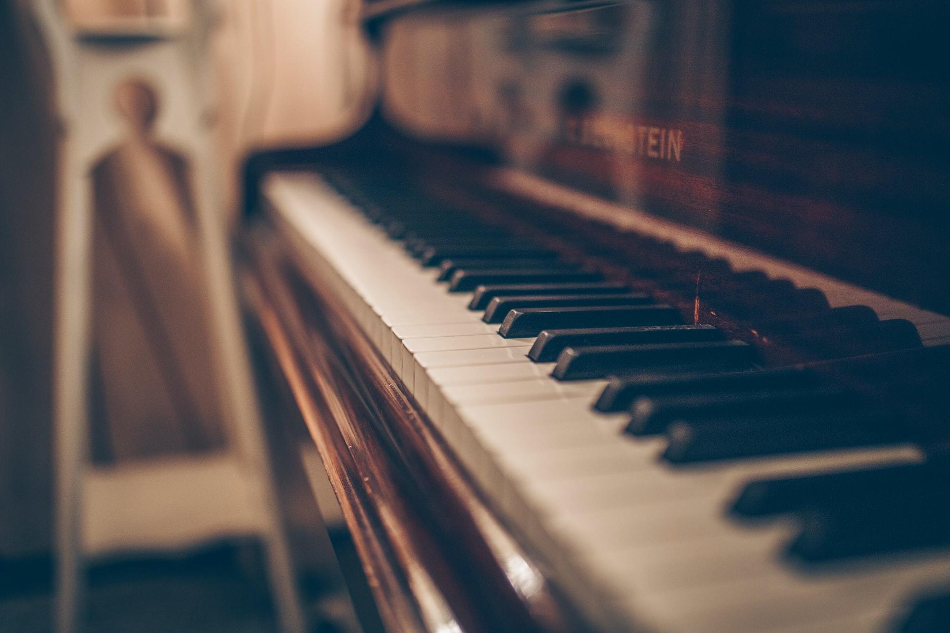 Nærbilde av et sort piano.