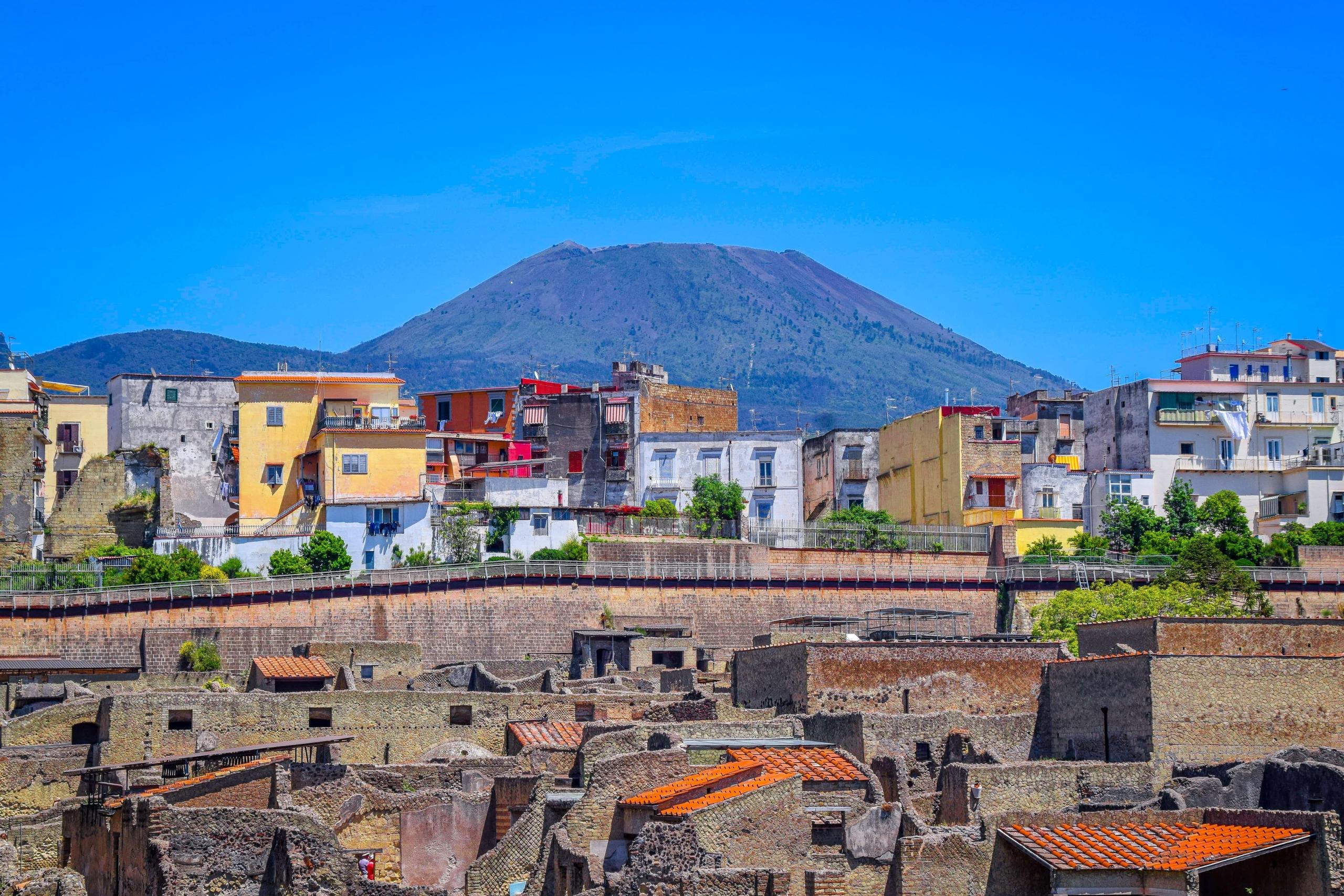 vesuv i bakgrunnen for ruinene av herculaneum, den andre byen som ble forlatt etter utbruddet i 79