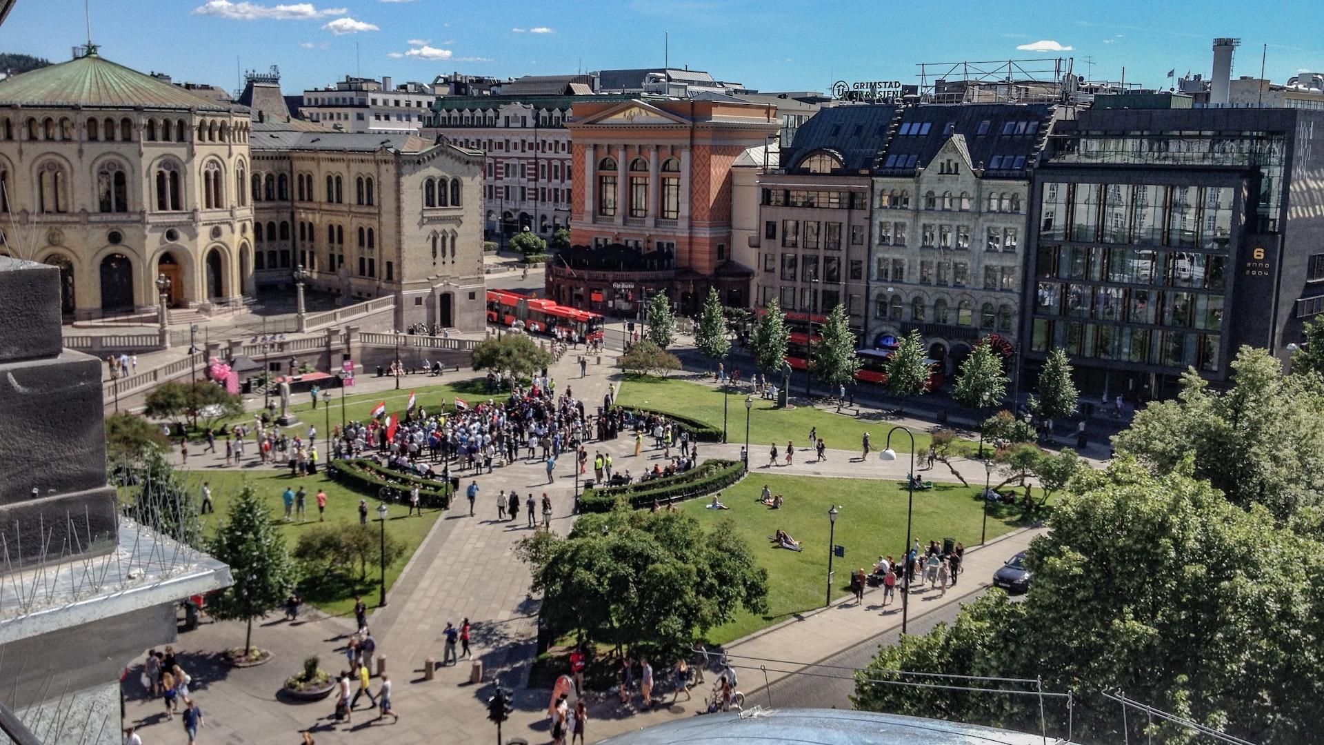 Oversiktsbilde fra Karl Johan over Stortinget og plassen foran.