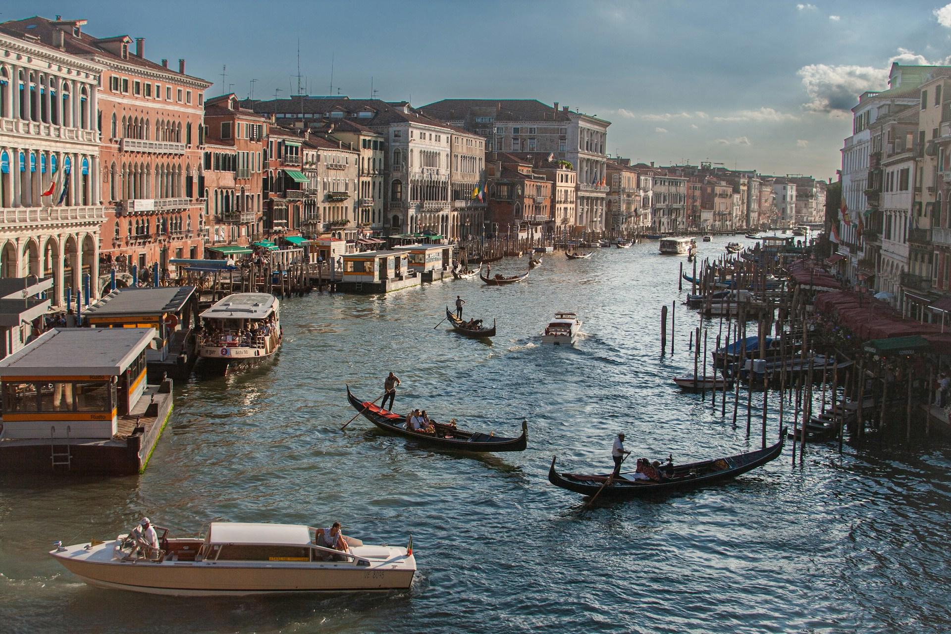 Kanal med båter i Venezia.
