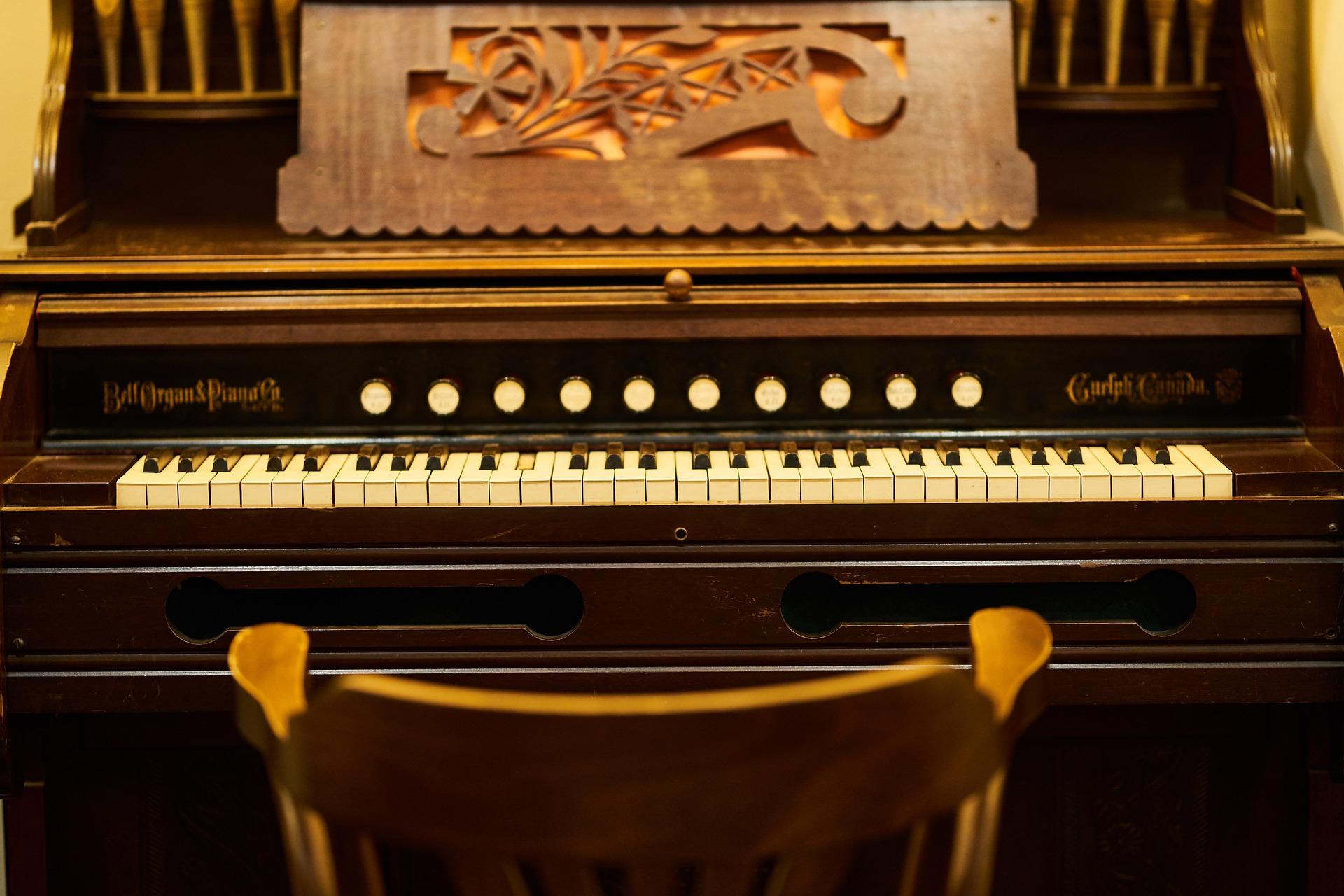 Gammelt piano slik det var før i tiden