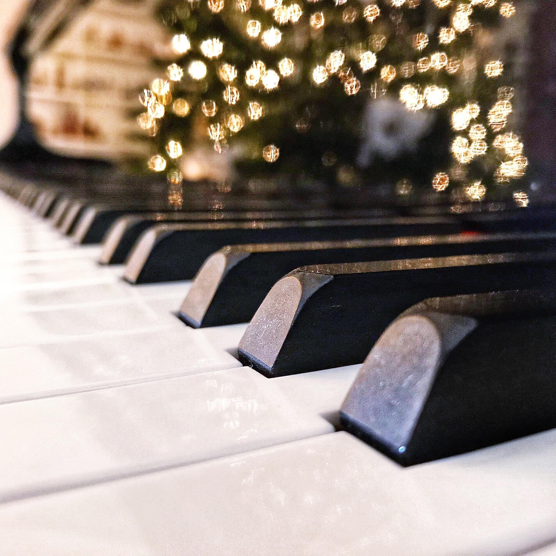 Julesanger på piano skaper stemning i alle hjem