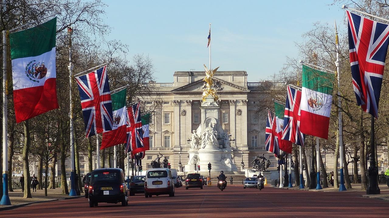 Buckingham Palace med flagg