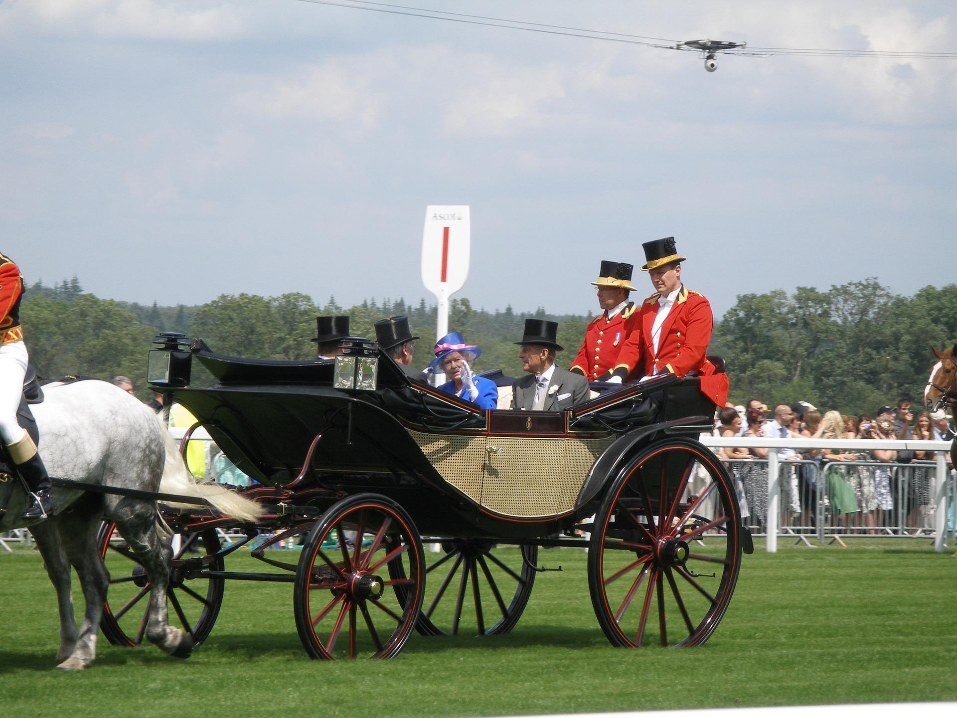 Dronning Elizabeth vinker fra hestekjerre