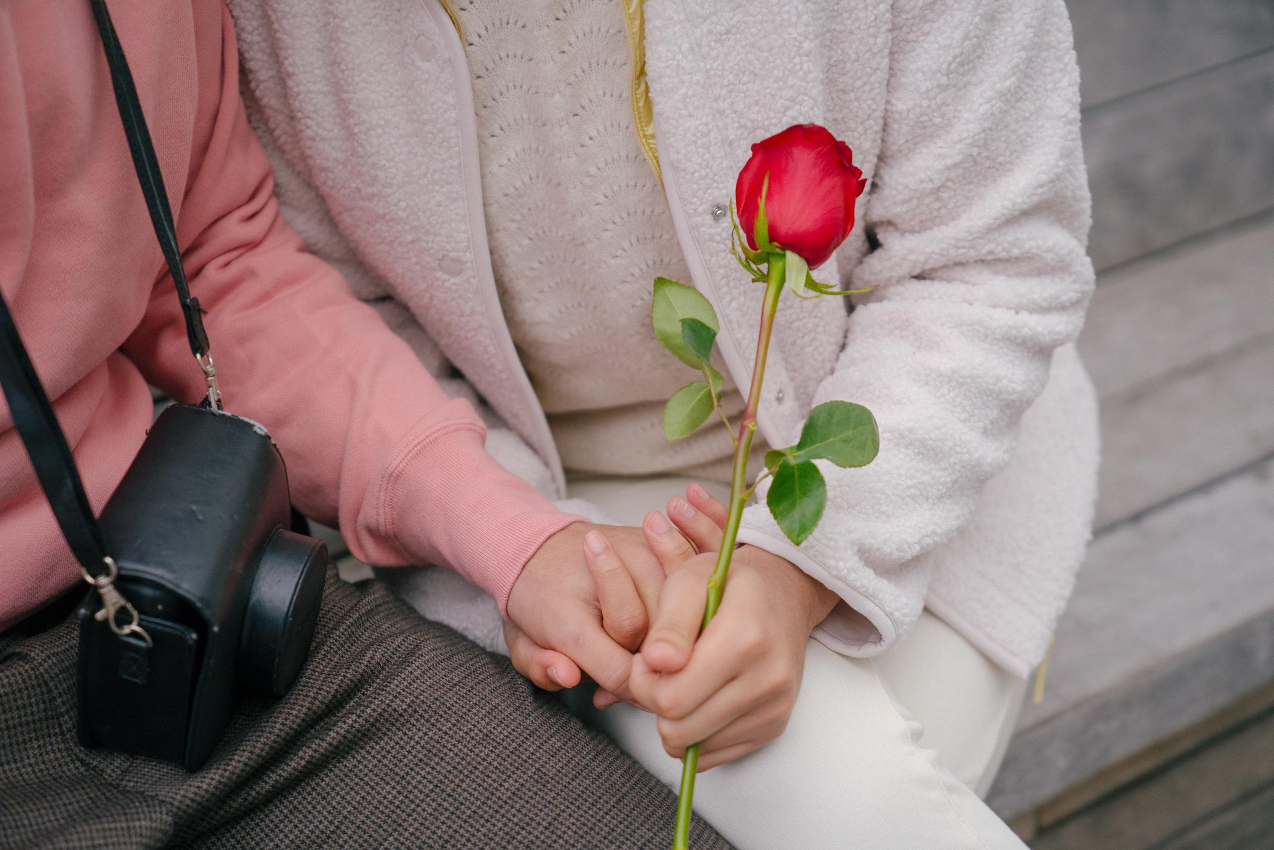 På date med rose i hånden