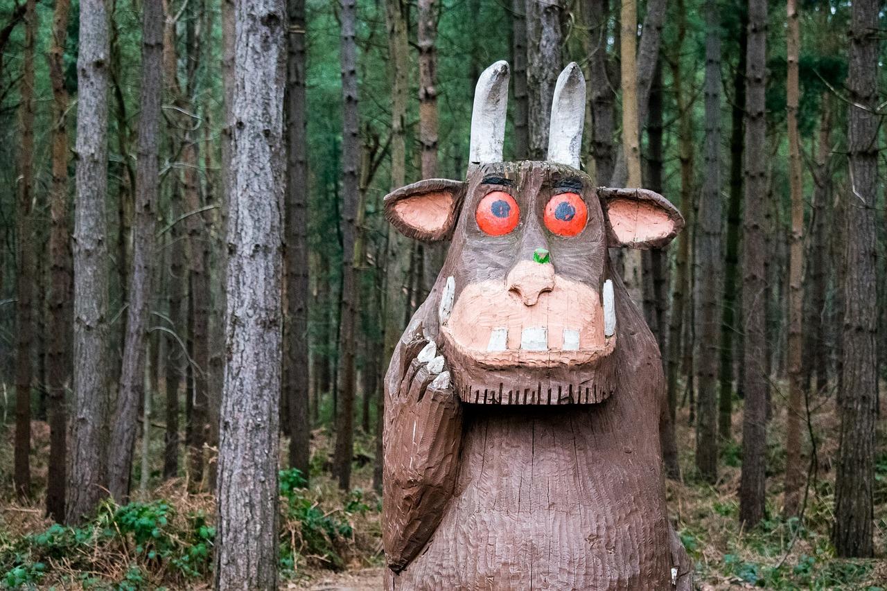 Gruffalo statue i en skog