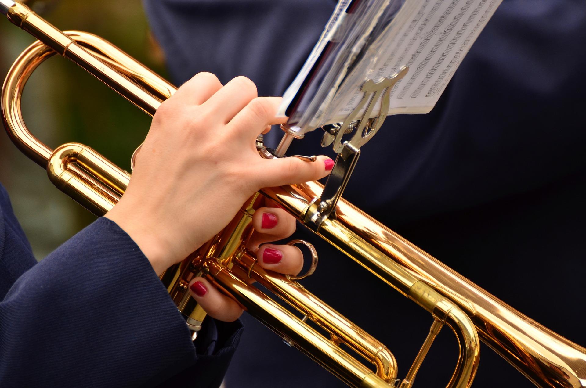 Trompet i hendene på en korpsmusikant