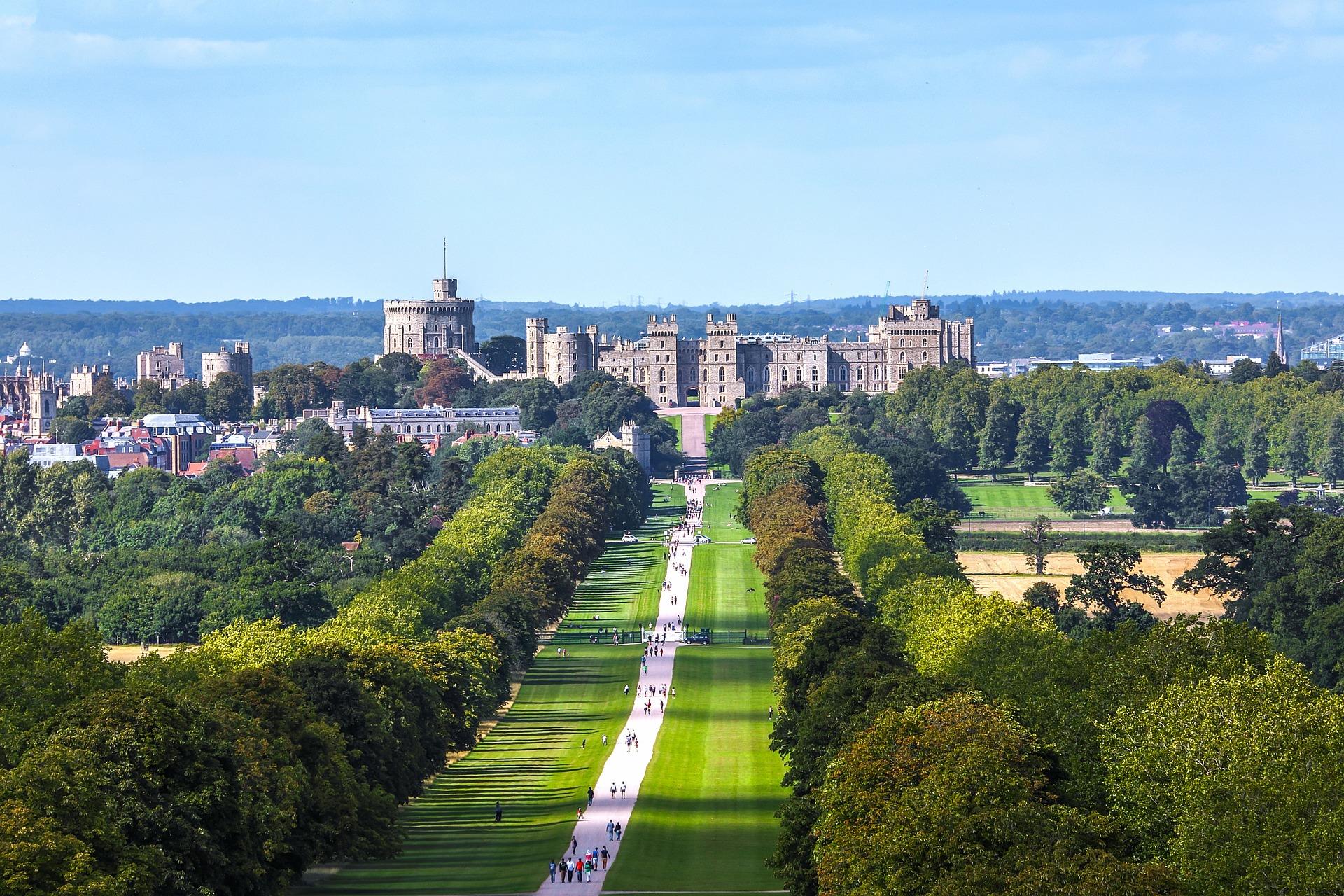 Windsor Castle og området rundt i England